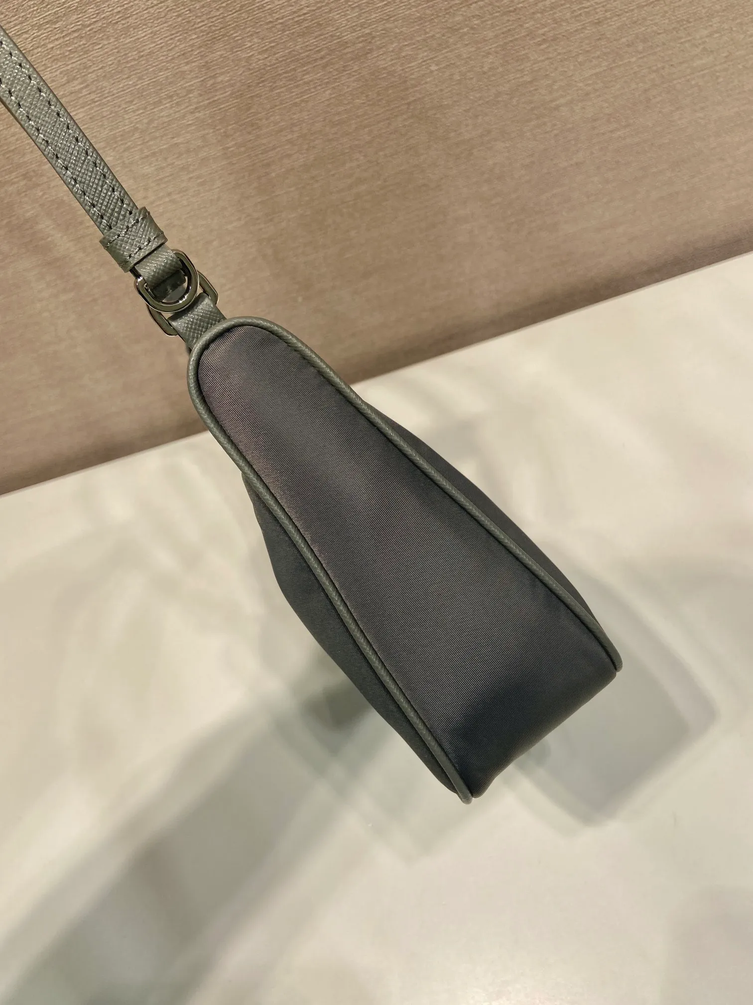 💰760🎉Upgraded version of Hobo🎉1N204M mercury gray🎉🎉 This Re-Edition 2005 handbag combines versatile design and classic details. Made from recycled nylon with elegant gold-plated hardware. The inner bag has a zipper closure and a leather handle. It can be carried by hand or carried on the shoulder. It is super easy to use and will never go out of style. 🎉🎉 Length 22x Height 18x ​​Bottom 6.5cm🎉🎉🎉👏👏👏