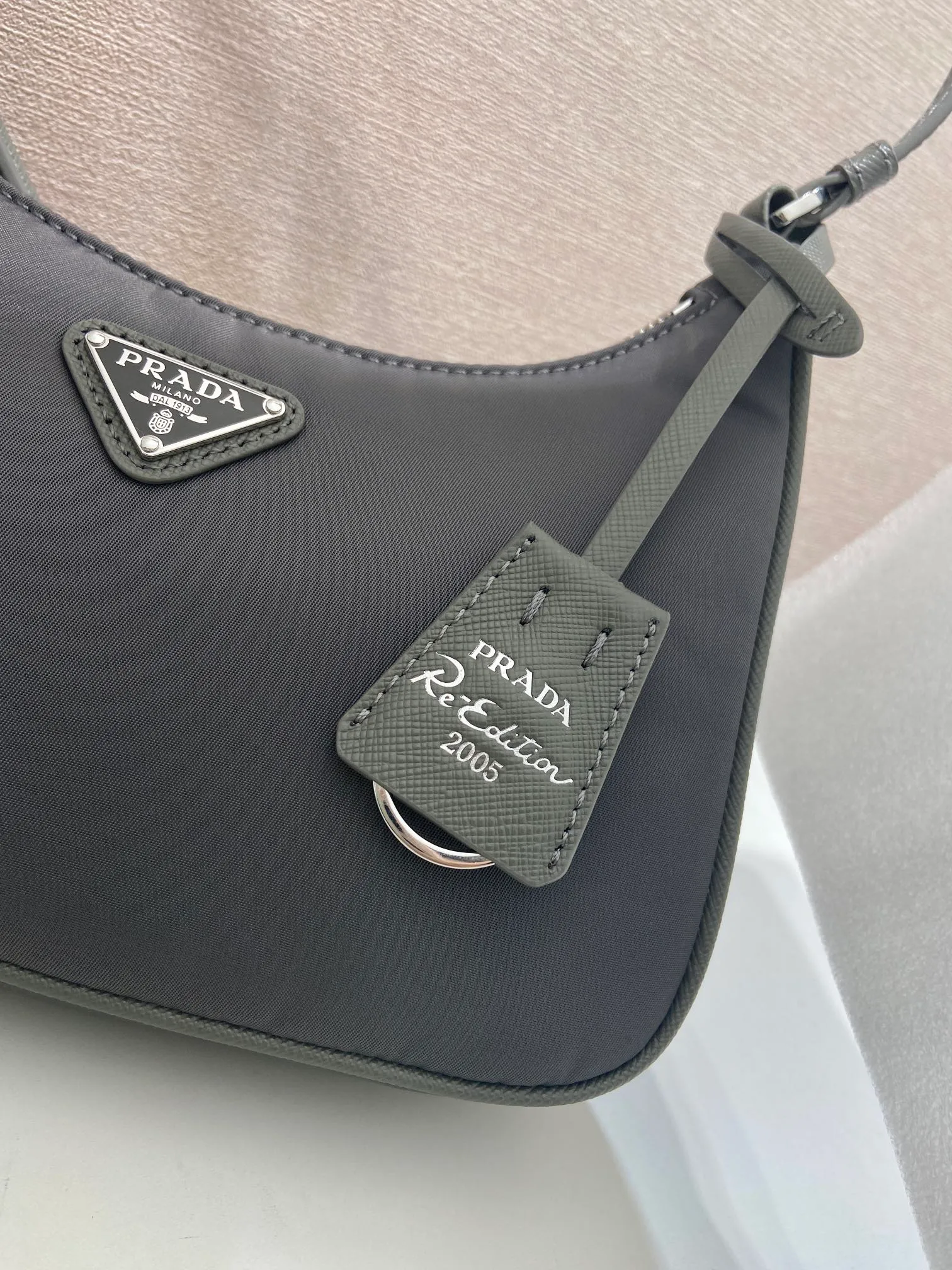 💰760🎉Upgraded version of Hobo🎉1N204M mercury gray🎉🎉 This Re-Edition 2005 handbag combines versatile design and classic details. Made from recycled nylon with elegant gold-plated hardware. The inner bag has a zipper closure and a leather handle. It can be carried by hand or carried on the shoulder. It is super easy to use and will never go out of style. 🎉🎉 Length 22x Height 18x ​​Bottom 6.5cm🎉🎉🎉👏👏👏