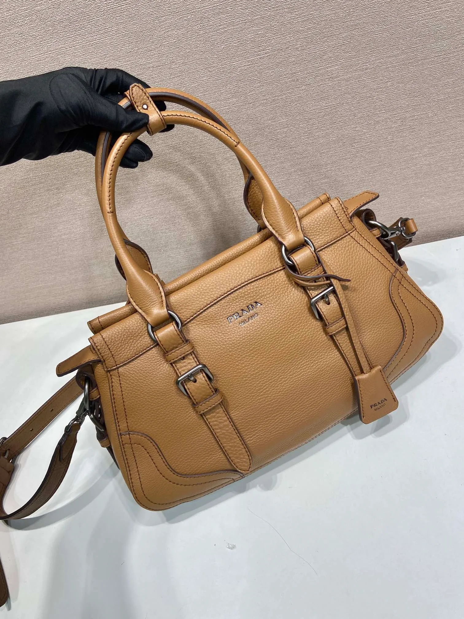 🎉New🎉1BG604🎉🎉 This simple, versatile style is made from richly textured irregular-grain leather and comes with a detachable shoulder strap, allowing the accessory to be worn in different ways. Leather handles, detachable key ring, embossed logo on the front, zipper closure, logo-printed nylon lining, two pockets, one of which is zippered, large capacity and can be carried by hand/crossbody/shoulder. Hurry up and get it, it’s another popular style that will never go out of style🎉🎉 Length 35x Height 22x Bottom 11cm🎉🎉🎉💰💰💰