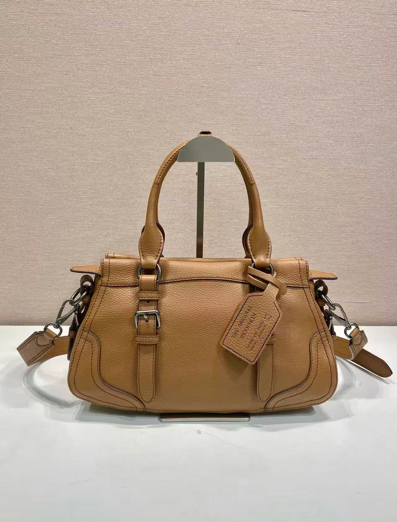 🎉New🎉1BG604🎉🎉 This simple, versatile style is made from richly textured irregular-grain leather and comes with a detachable shoulder strap, allowing the accessory to be worn in different ways. Leather handles, detachable key ring, embossed logo on the front, zipper closure, logo-printed nylon lining, two pockets, one of which is zippered, large capacity and can be carried by hand/crossbody/shoulder. Hurry up and get it, it’s another popular style that will never go out of style🎉🎉 Length 35x Height 22x Bottom 11cm🎉🎉🎉💰💰💰