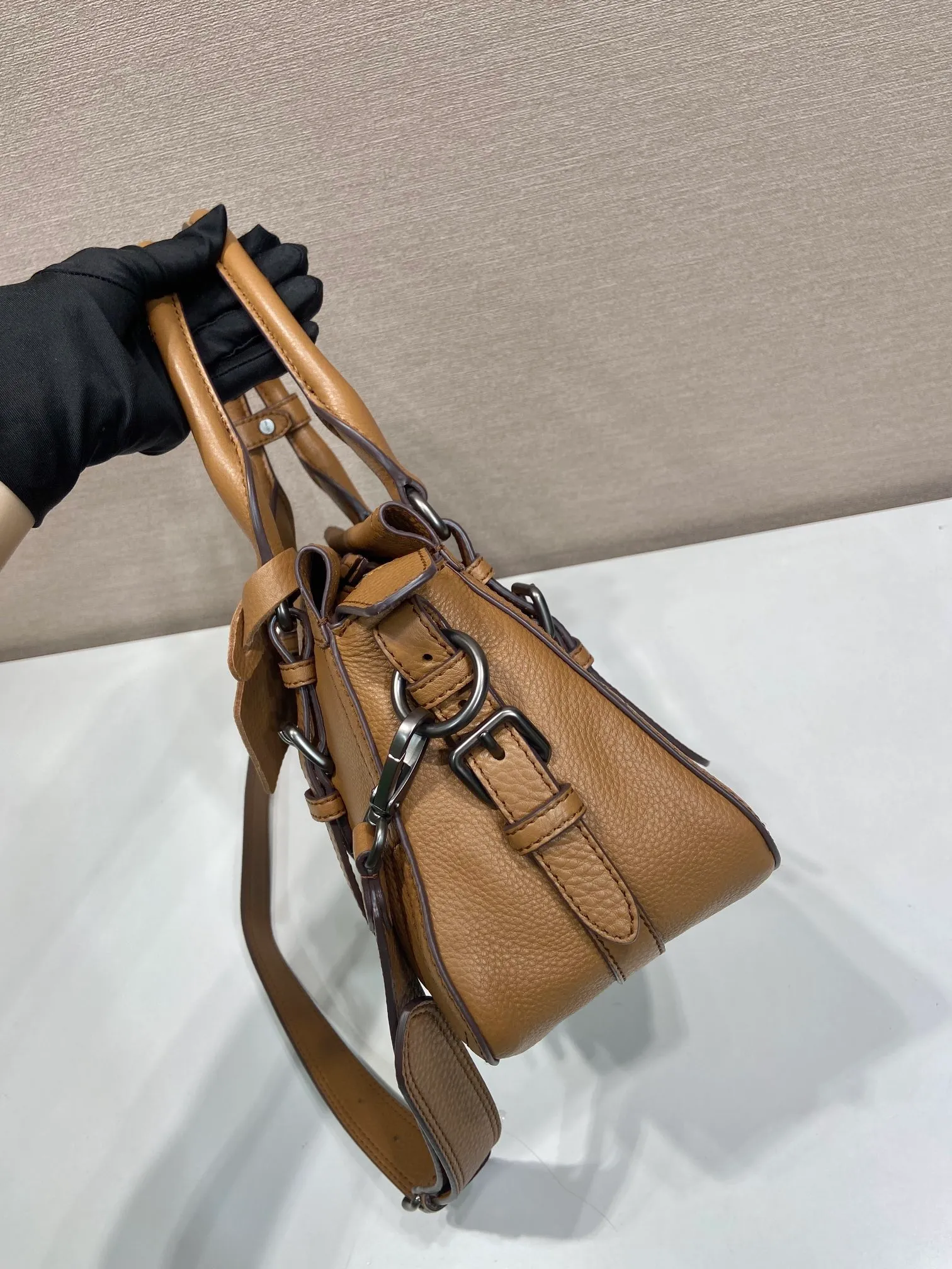 🎉New🎉1BG604🎉🎉 This simple, versatile style is made from richly textured irregular-grain leather and comes with a detachable shoulder strap, allowing the accessory to be worn in different ways. Leather handles, detachable key ring, embossed logo on the front, zipper closure, logo-printed nylon lining, two pockets, one of which is zippered, large capacity and can be carried by hand/crossbody/shoulder. Hurry up and get it, it’s another popular style that will never go out of style🎉🎉 Length 35x Height 22x Bottom 11cm🎉🎉🎉💰💰💰