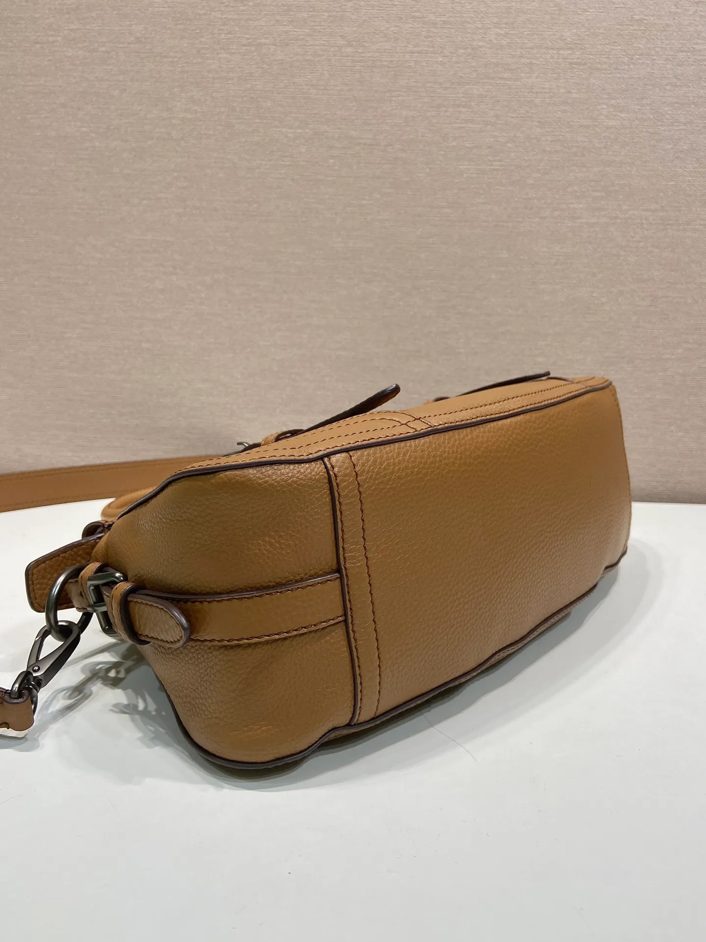 🎉New🎉1BG604🎉🎉 This simple, versatile style is made from richly textured irregular-grain leather and comes with a detachable shoulder strap, allowing the accessory to be worn in different ways. Leather handles, detachable key ring, embossed logo on the front, zipper closure, logo-printed nylon lining, two pockets, one of which is zippered, large capacity and can be carried by hand/crossbody/shoulder. Hurry up and get it, it’s another popular style that will never go out of style🎉🎉 Length 35x Height 22x Bottom 11cm🎉🎉🎉💰💰💰