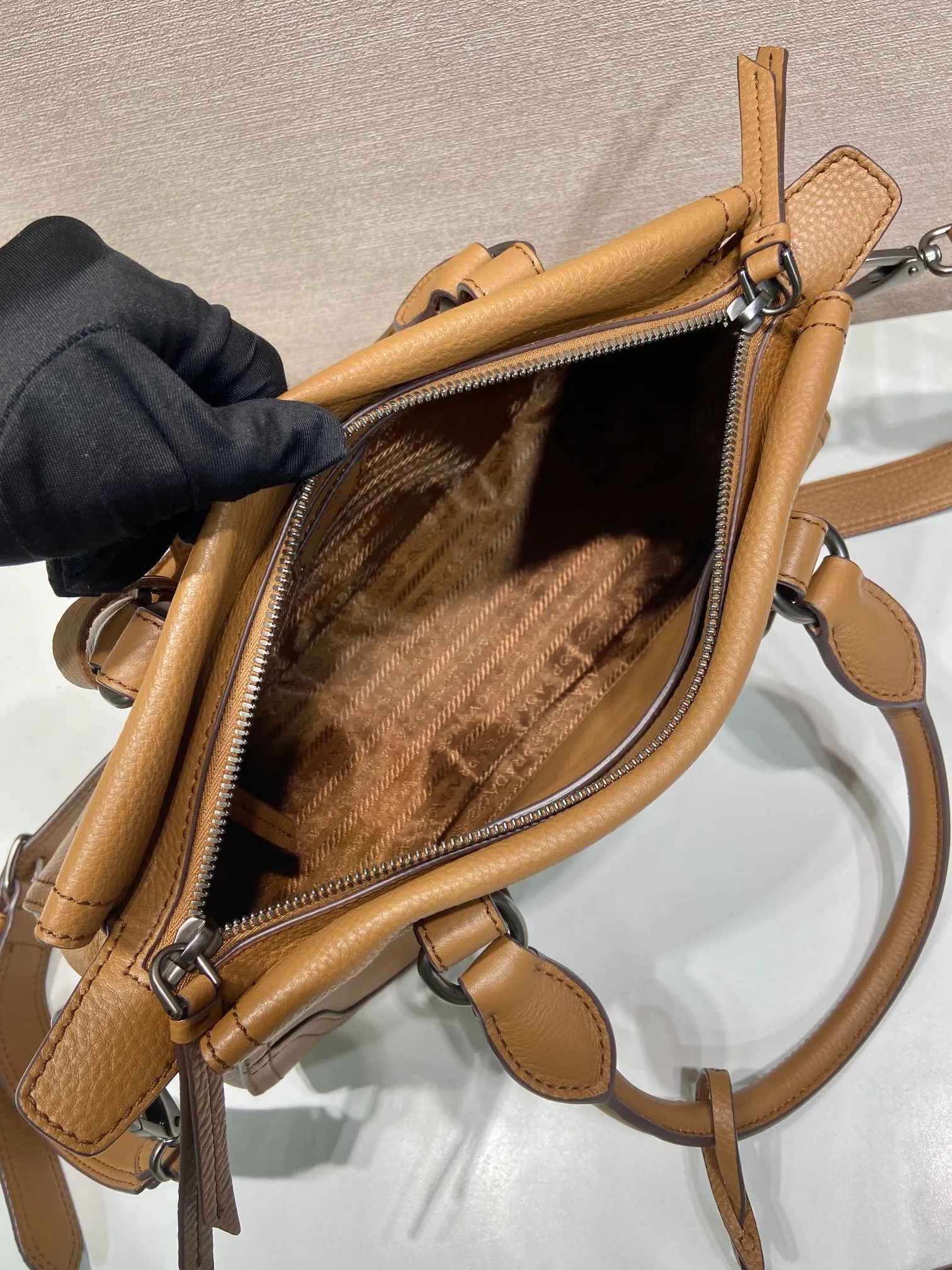 🎉New🎉1BG604🎉🎉 This simple, versatile style is made from richly textured irregular-grain leather and comes with a detachable shoulder strap, allowing the accessory to be worn in different ways. Leather handles, detachable key ring, embossed logo on the front, zipper closure, logo-printed nylon lining, two pockets, one of which is zippered, large capacity and can be carried by hand/crossbody/shoulder. Hurry up and get it, it’s another popular style that will never go out of style🎉🎉 Length 35x Height 22x Bottom 11cm🎉🎉🎉💰💰💰