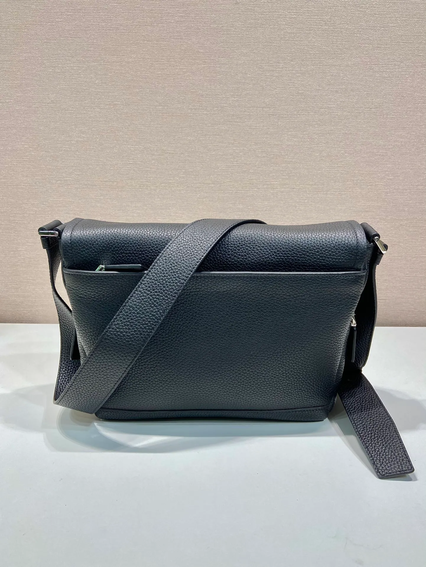 💰1840🎉New messenger bag🎉2VD056🎉🎉 This soft flip shoulder bag interprets the versatile simple design. The main body is wrapped in a triangle with the engraved logo, subtly decorating the body of the bag. Adjustable leather long shoulder strap, three exterior zipped pockets, interior zipped pocket. The functionality must be strong, and the upper body effect is cool and casual🎉🎉 Length 22x height 22x bottom 12cm🎉🎉🎉🍊🍊🍊