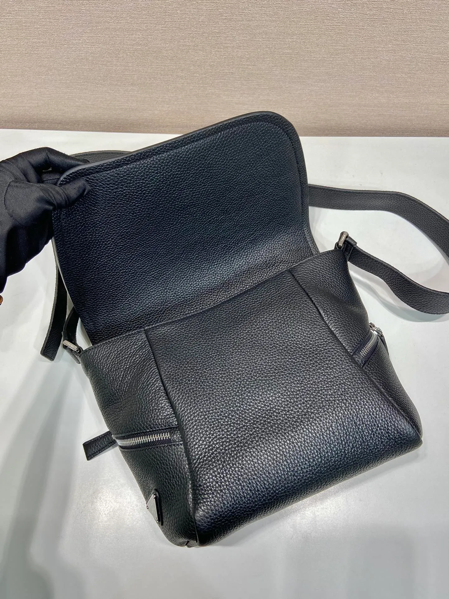 💰1840🎉New messenger bag🎉2VD056🎉🎉 This soft flip shoulder bag interprets the versatile simple design. The main body is wrapped in a triangle with the engraved logo, subtly decorating the body of the bag. Adjustable leather long shoulder strap, three exterior zipped pockets, interior zipped pocket. The functionality must be strong, and the upper body effect is cool and casual🎉🎉 Length 22x height 22x bottom 12cm🎉🎉🎉🍊🍊🍊