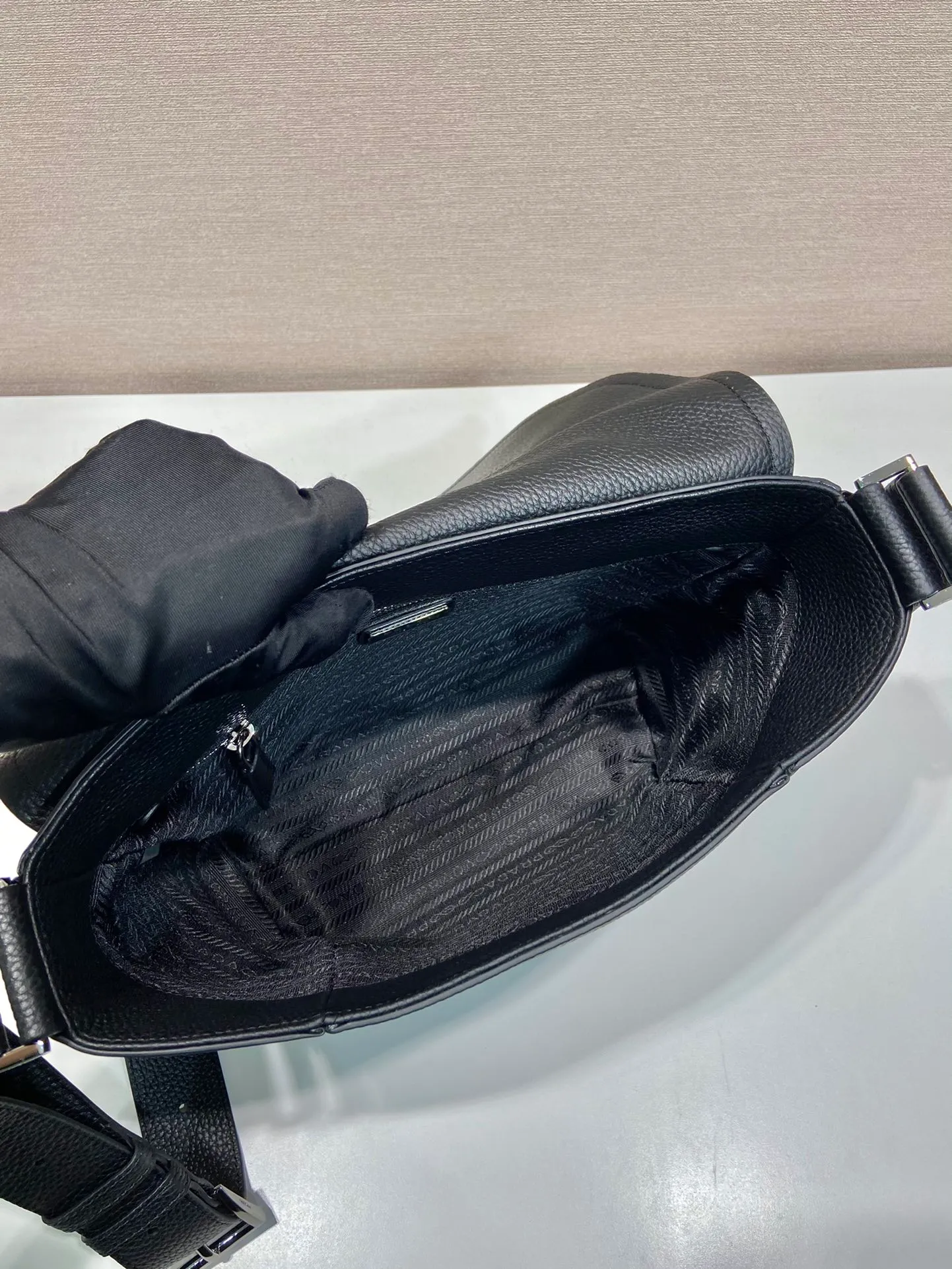 💰1840🎉New messenger bag🎉2VD056🎉🎉 This soft flip shoulder bag interprets the versatile simple design. The main body is wrapped in a triangle with the engraved logo, subtly decorating the body of the bag. Adjustable leather long shoulder strap, three exterior zipped pockets, interior zipped pocket. The functionality must be strong, and the upper body effect is cool and casual🎉🎉 Length 22x height 22x bottom 12cm🎉🎉🎉🍊🍊🍊