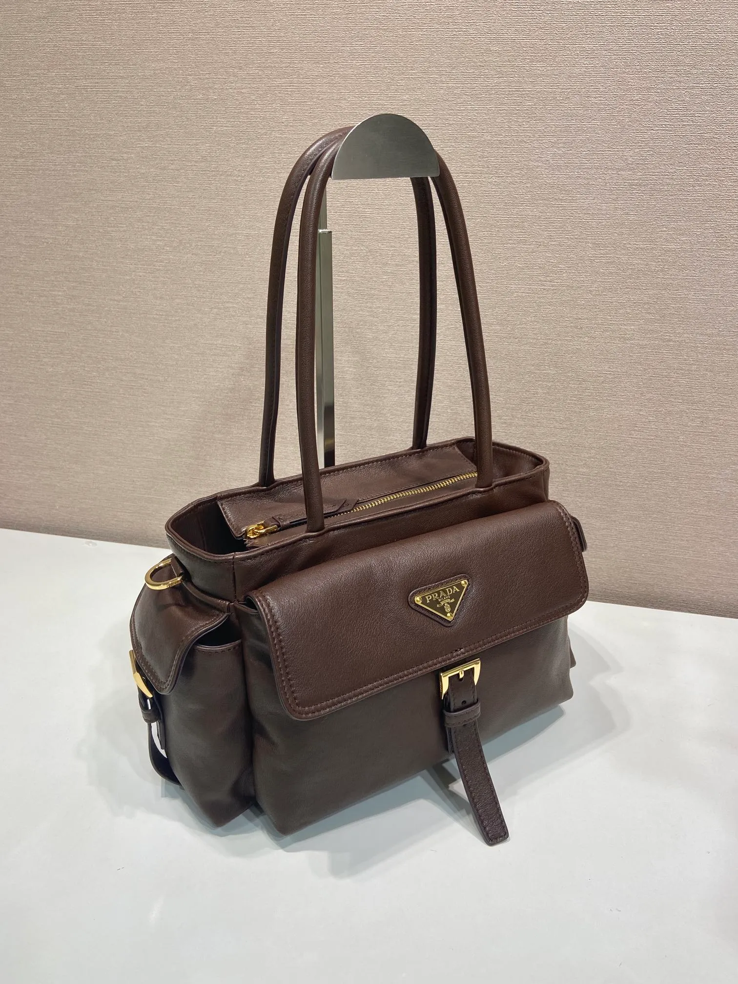 💰1760🎉New handbag🎉1BG596 vegetable soft sheepskin🎉🎉 This handbag is made of imported sheepskin fabric and top-grade hardware. Designed in portable sheepskin fabric, it is equipped with a detachable long shoulder strap, which can be carried on the shoulder/handheld/crossbody/. It is equipped with multiple pockets. It is very functional and has a large capacity. It is perfect. It is also a popular style that will never go out of style. Get it now🎉🎉 Length 31x Height 17x Bottom 11cm🎉🎉🎉💰💰💰