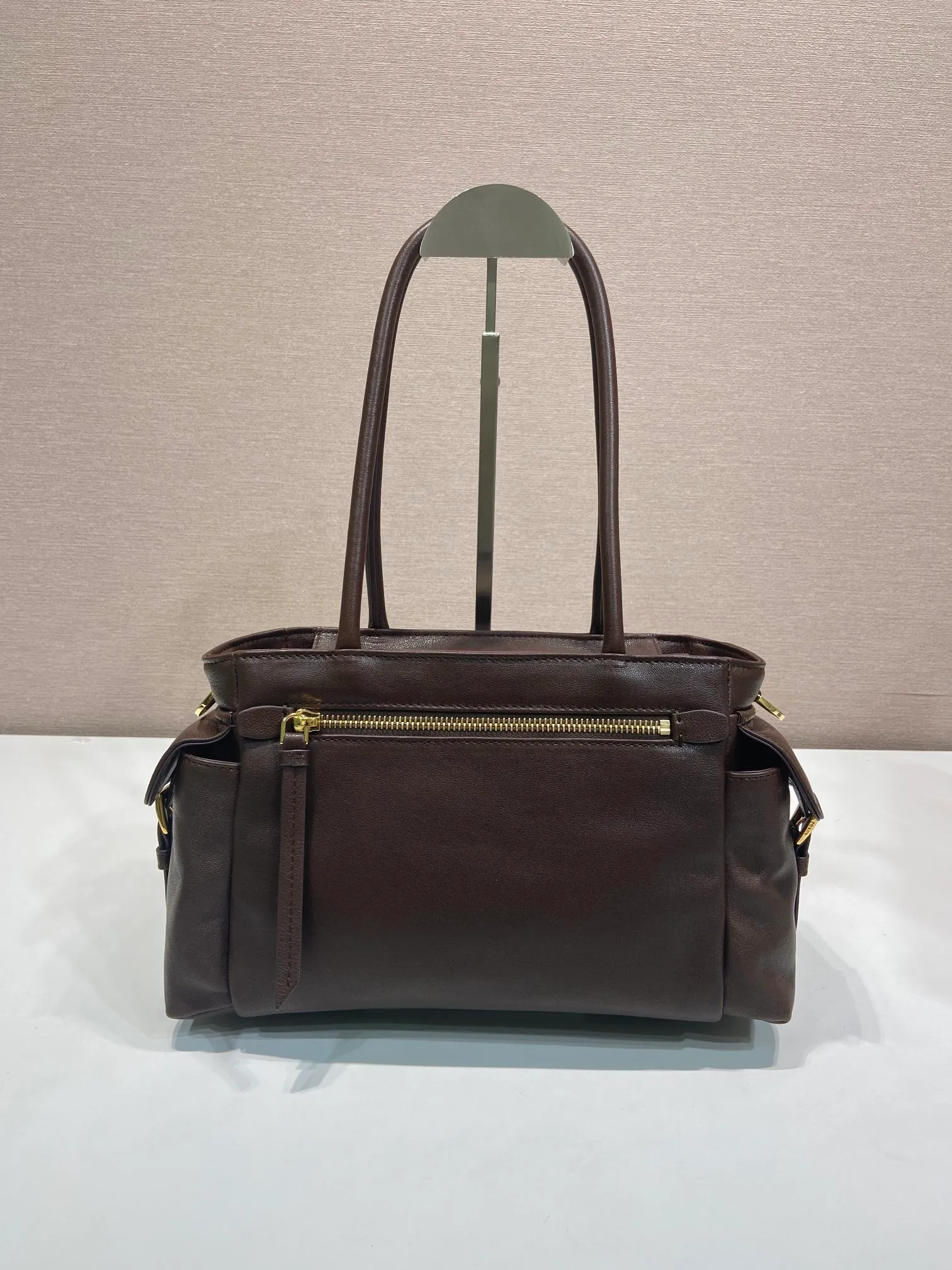 💰1760🎉New handbag🎉1BG596 vegetable soft sheepskin🎉🎉 This handbag is made of imported sheepskin fabric and top-grade hardware. Designed in portable sheepskin fabric, it is equipped with a detachable long shoulder strap, which can be carried on the shoulder/handheld/crossbody/. It is equipped with multiple pockets. It is very functional and has a large capacity. It is perfect. It is also a popular style that will never go out of style. Get it now🎉🎉 Length 31x Height 17x Bottom 11cm🎉🎉🎉💰💰💰
