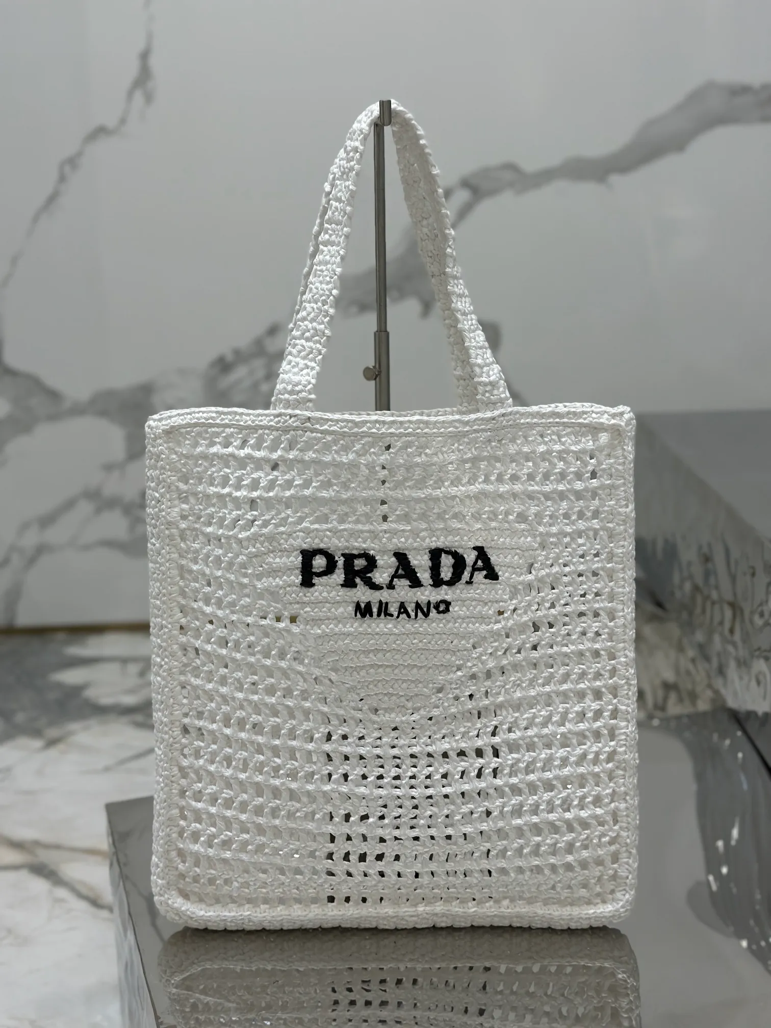 💰1160🌟Raffia woven tote bag This soft deconstructed tote bag is made of raffia fiber material. The light and natural material expresses the summer mood. The iconic house triangle logo is reinterpreted and decorates the front of the bag, with an embroidered lettering logo in the center to evoke the brand's style. Dimensions: length 36x height 38x bottom 3cm Style number: 1BG393