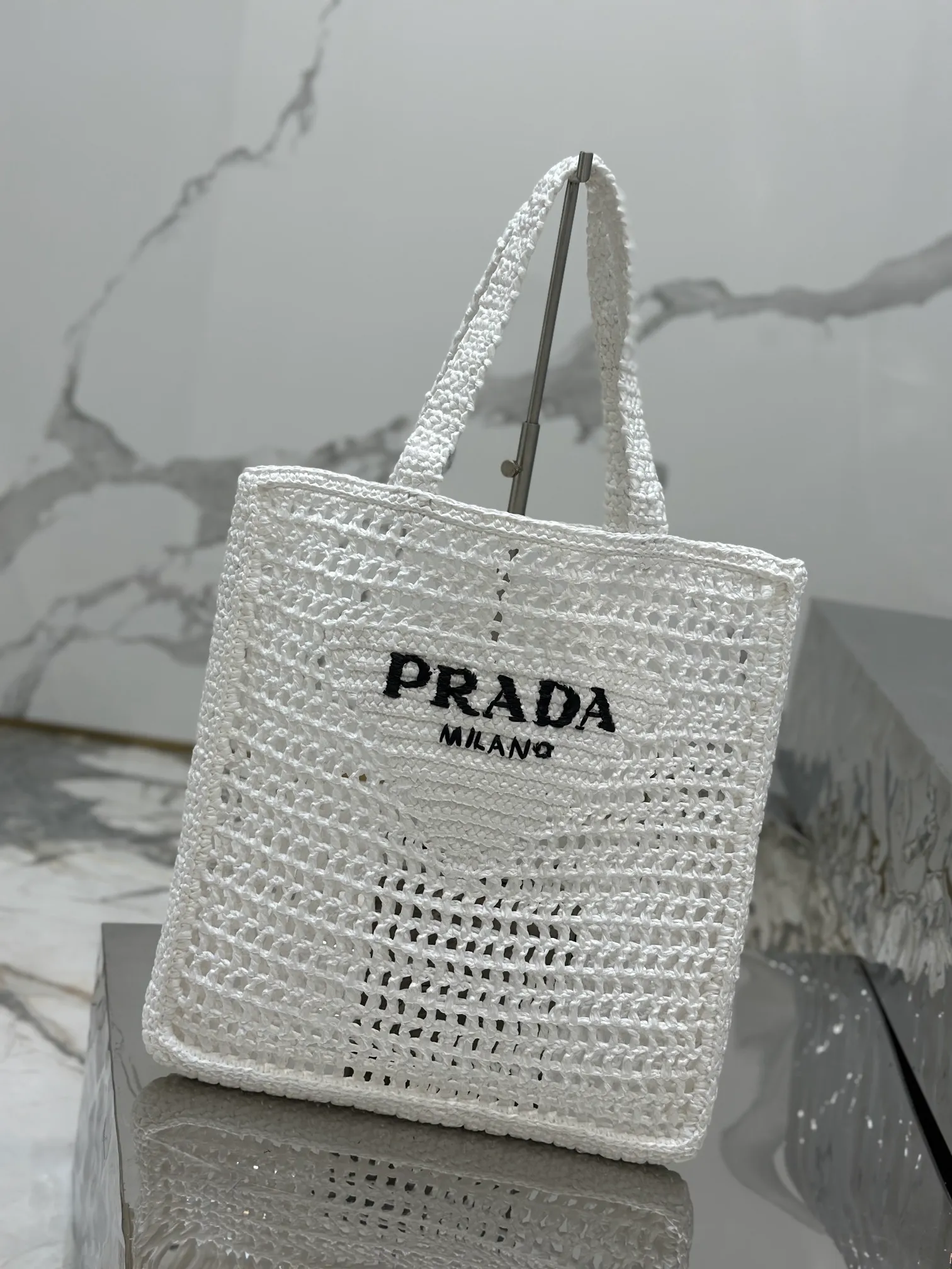 💰1160🌟Raffia woven tote bag This soft deconstructed tote bag is made of raffia fiber material. The light and natural material expresses the summer mood. The iconic house triangle logo is reinterpreted and decorates the front of the bag, with an embroidered lettering logo in the center to evoke the brand's style. Dimensions: length 36x height 38x bottom 3cm Style number: 1BG393