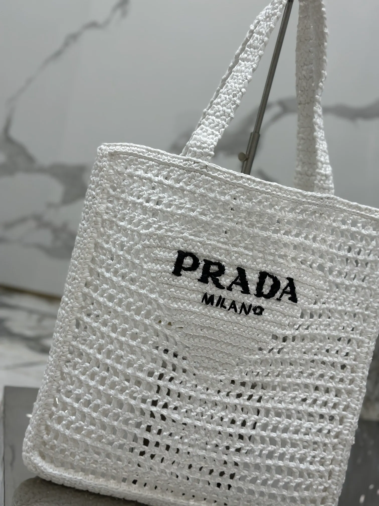 💰1160🌟Raffia woven tote bag This soft deconstructed tote bag is made of raffia fiber material. The light and natural material expresses the summer mood. The iconic house triangle logo is reinterpreted and decorates the front of the bag, with an embroidered lettering logo in the center to evoke the brand's style. Dimensions: length 36x height 38x bottom 3cm Style number: 1BG393