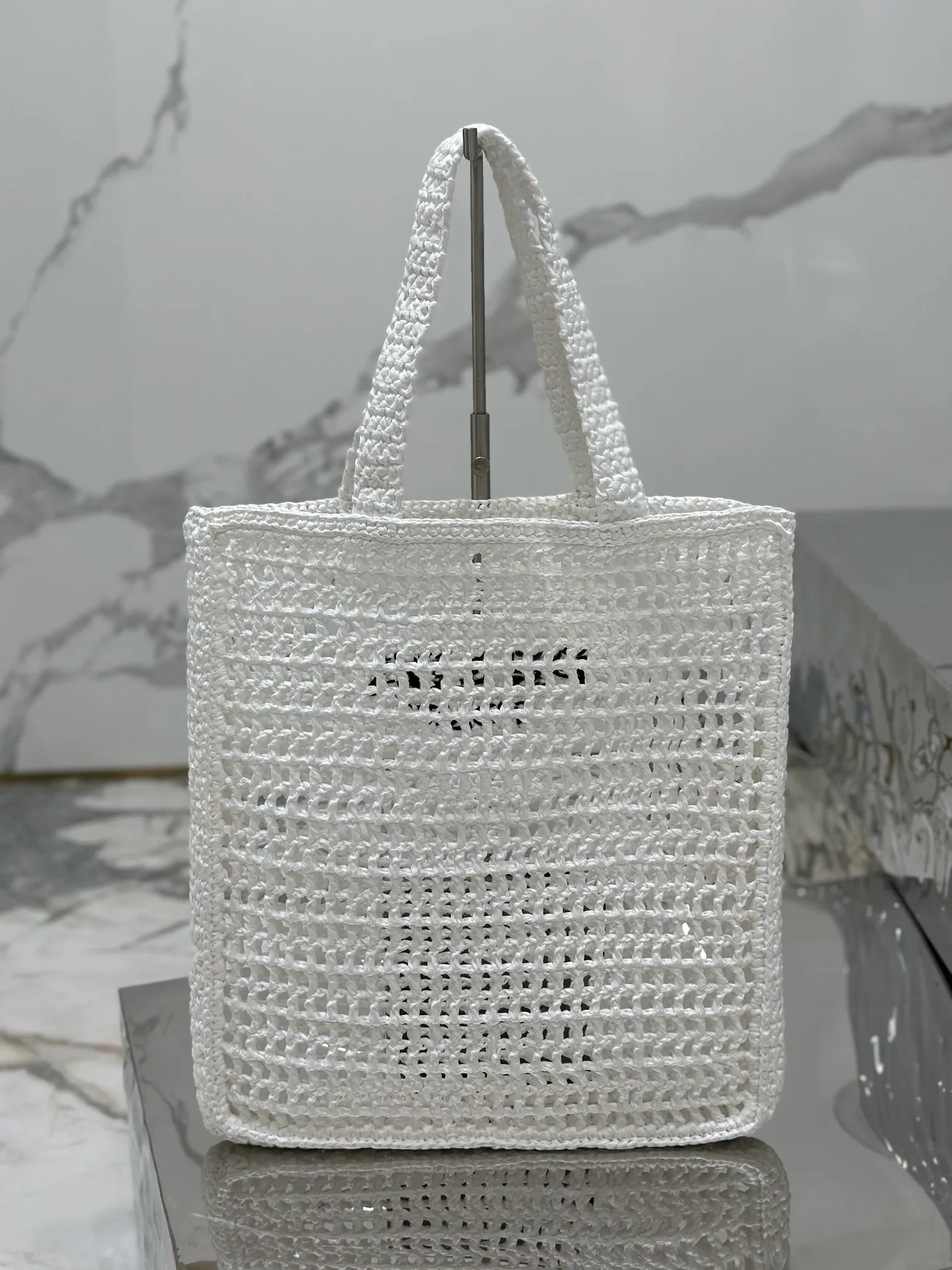 💰1160🌟Raffia woven tote bag This soft deconstructed tote bag is made of raffia fiber material. The light and natural material expresses the summer mood. The iconic house triangle logo is reinterpreted and decorates the front of the bag, with an embroidered lettering logo in the center to evoke the brand's style. Dimensions: length 36x height 38x bottom 3cm Style number: 1BG393