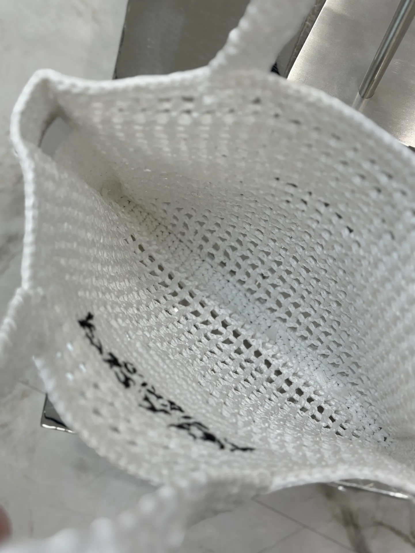 💰1160🌟Raffia woven tote bag This soft deconstructed tote bag is made of raffia fiber material. The light and natural material expresses the summer mood. The iconic house triangle logo is reinterpreted and decorates the front of the bag, with an embroidered lettering logo in the center to evoke the brand's style. Dimensions: length 36x height 38x bottom 3cm Style number: 1BG393