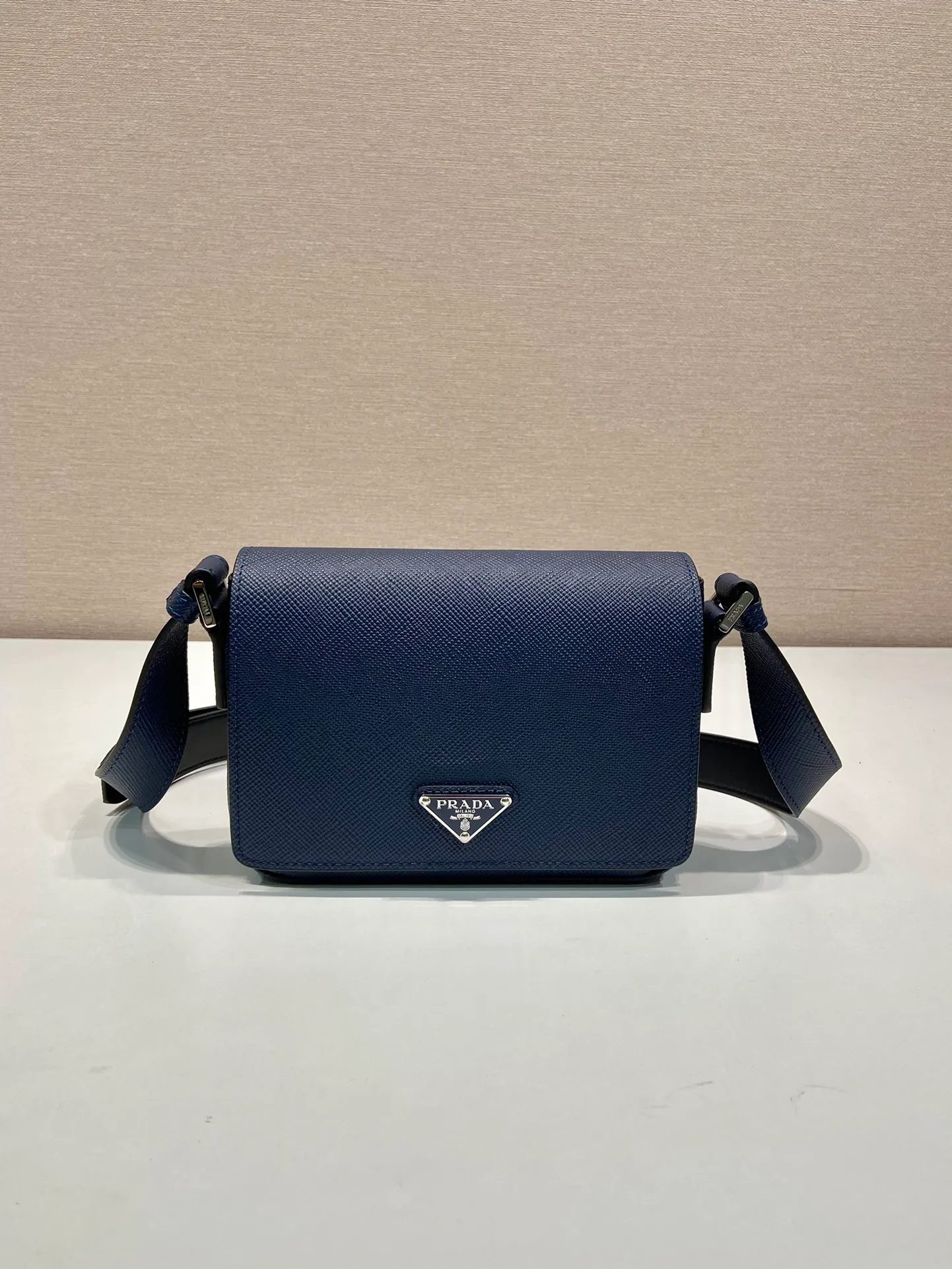💰1640🎉New style🎉2VD065 shoulder bag new color🎉🎉 This shoulder bag is made of the iconic material Saffiano cowhide, with a magnetic flap design, a magnetic buckle pocket on the back, and an adjustable cowhide long shoulder strap design, presenting a practical and stylish minimalist design. The upper body effect is very cool 😎, another popular style that will never go out of style 🎉🎉Handsome guys, hurry up and get it 👏Length 19x Height 13x Bottom 5cm🎉🎉🎉👏👏👏