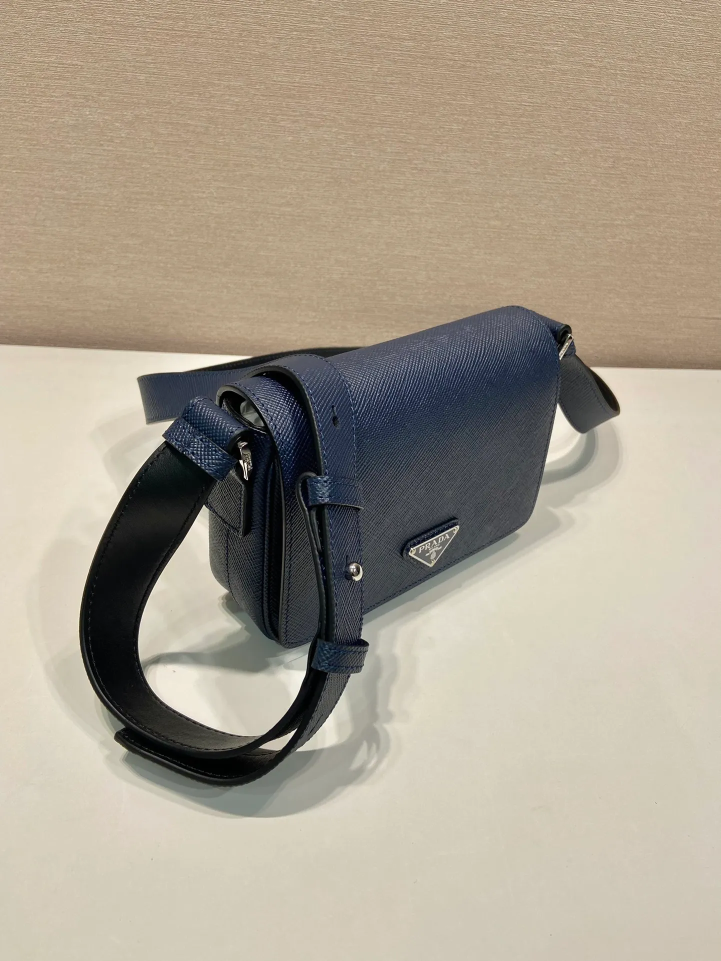 💰1640🎉New style🎉2VD065 shoulder bag new color🎉🎉 This shoulder bag is made of the iconic material Saffiano cowhide, with a magnetic flap design, a magnetic buckle pocket on the back, and an adjustable cowhide long shoulder strap design, presenting a practical and stylish minimalist design. The upper body effect is very cool 😎, another popular style that will never go out of style 🎉🎉Handsome guys, hurry up and get it 👏Length 19x Height 13x Bottom 5cm🎉🎉🎉👏👏👏