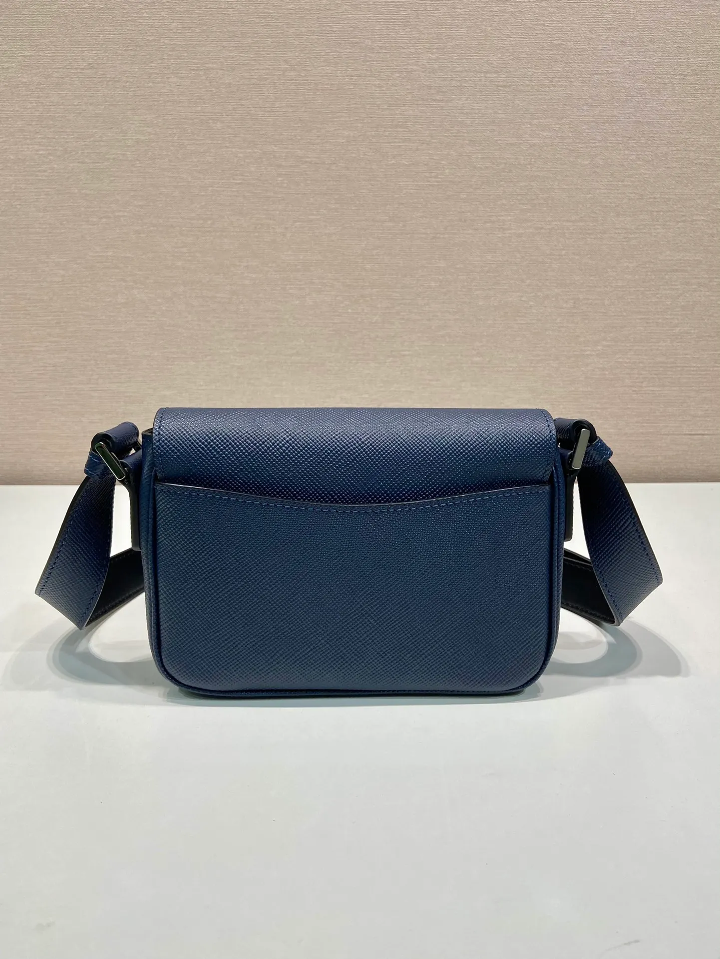 💰1640🎉New style🎉2VD065 shoulder bag new color🎉🎉 This shoulder bag is made of the iconic material Saffiano cowhide, with a magnetic flap design, a magnetic buckle pocket on the back, and an adjustable cowhide long shoulder strap design, presenting a practical and stylish minimalist design. The upper body effect is very cool 😎, another popular style that will never go out of style 🎉🎉Handsome guys, hurry up and get it 👏Length 19x Height 13x Bottom 5cm🎉🎉🎉👏👏👏