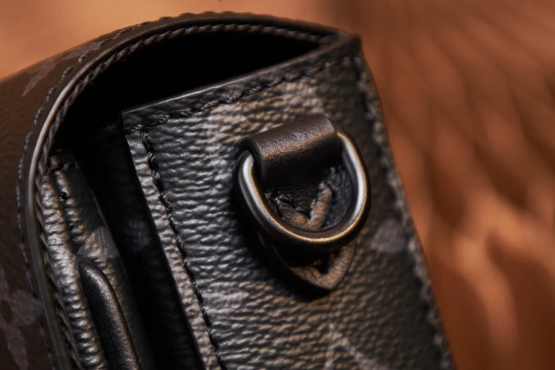 P¥700👉nfc dynamic chip version👈【Top inspection-free all-steel hardware】This Montsouris mini handbag draws inspiration from the 1994 Montsouris handbag. It is made of Monogram Eclipse canvas to present a slender configuration, and the iconic buckle on the front is equipped with a magnetic buckle. It has multiple interior pockets and compartments, and a detachable and adjustable shoulder strap for easy shoulder or cross-body wear. Monogram Eclipse coated canvas, cow leather trim, fabric lining, metal hardware, compartment, interior patch pocket, magnetic flap closure, shoulder strap: removable and adjustable! ! Model: M83567; Size: 22x12x6CM
