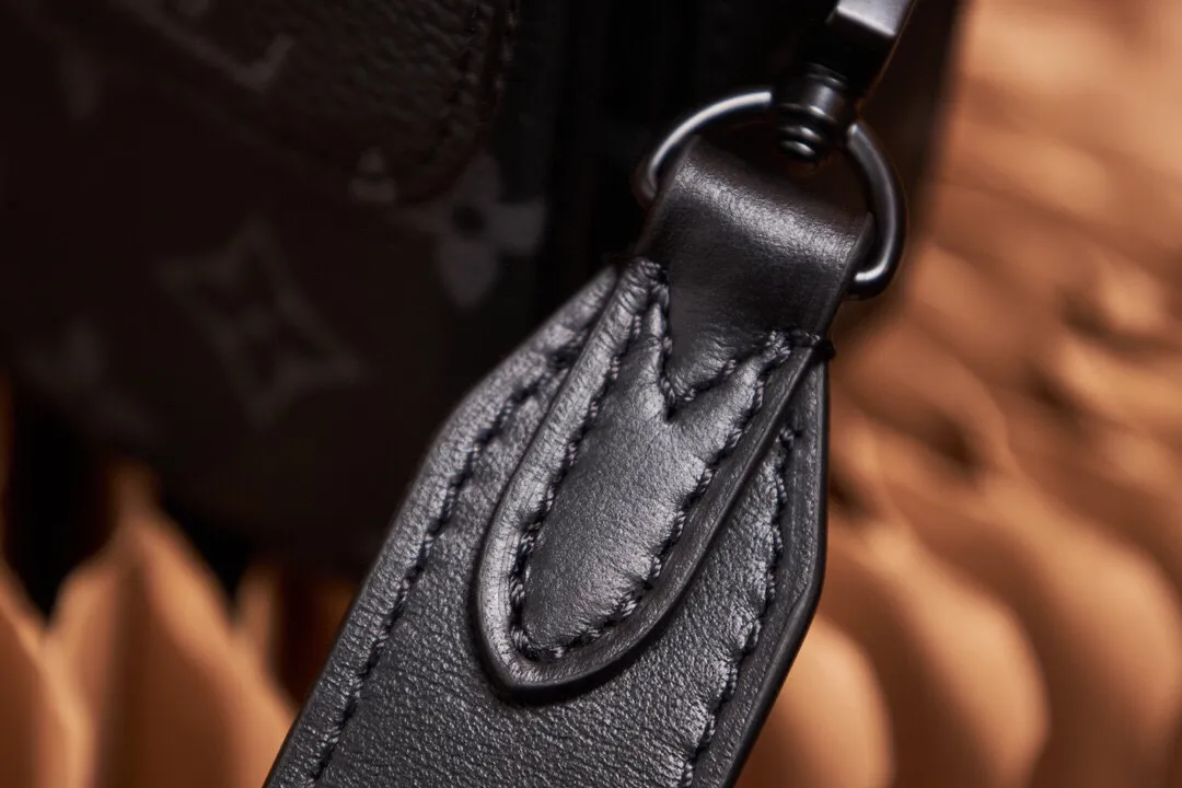 P¥700👉nfc dynamic chip version👈【Top inspection-free all-steel hardware】This Montsouris mini handbag draws inspiration from the 1994 Montsouris handbag. It is made of Monogram Eclipse canvas to present a slender configuration, and the iconic buckle on the front is equipped with a magnetic buckle. It has multiple interior pockets and compartments, and a detachable and adjustable shoulder strap for easy shoulder or cross-body wear. Monogram Eclipse coated canvas, cow leather trim, fabric lining, metal hardware, compartment, interior patch pocket, magnetic flap closure, shoulder strap: removable and adjustable! ! Model: M83567; Size: 22x12x6CM