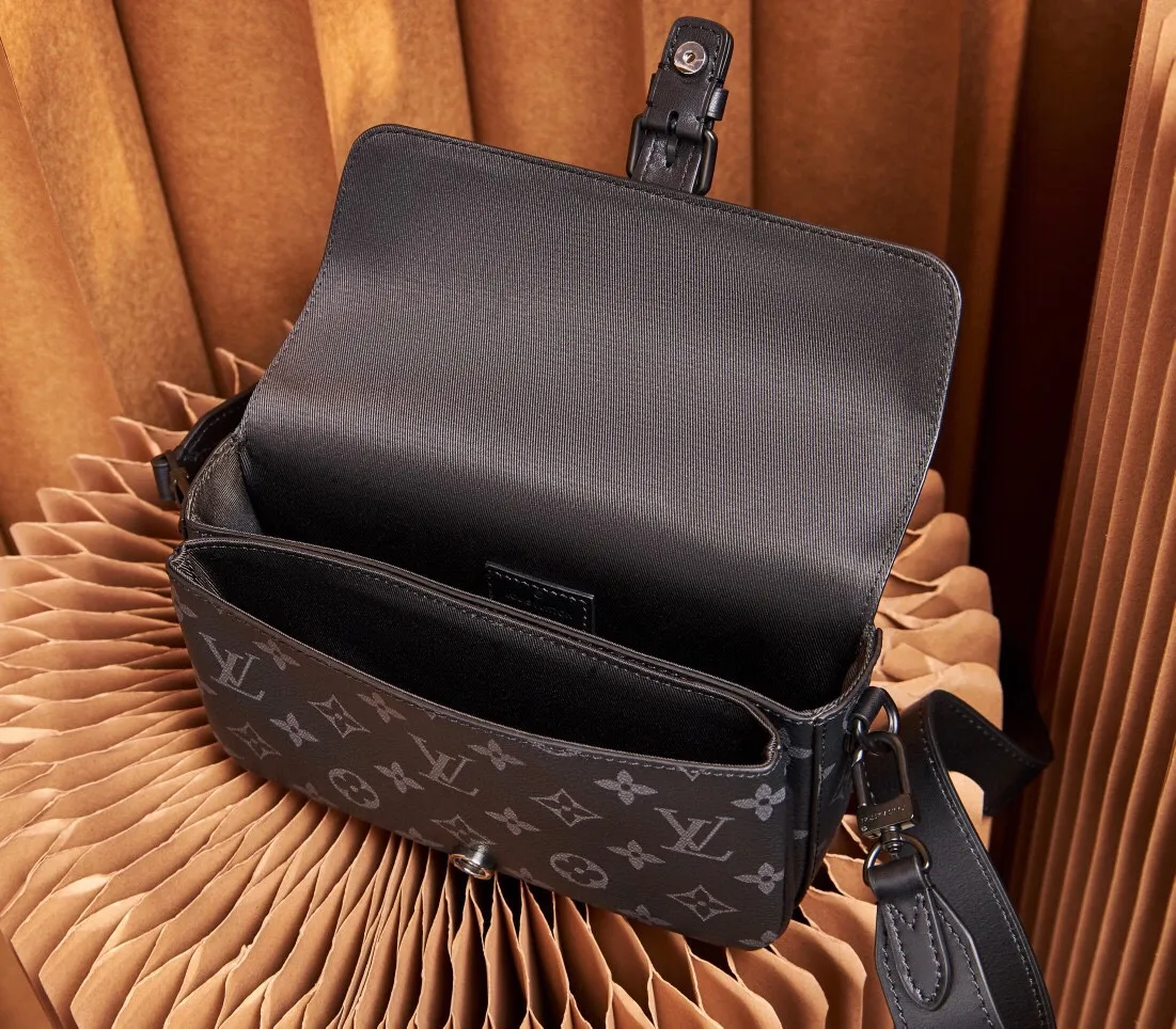 P¥700👉nfc dynamic chip version👈【Top inspection-free all-steel hardware】This Montsouris mini handbag draws inspiration from the 1994 Montsouris handbag. It is made of Monogram Eclipse canvas to present a slender configuration, and the iconic buckle on the front is equipped with a magnetic buckle. It has multiple interior pockets and compartments, and a detachable and adjustable shoulder strap for easy shoulder or cross-body wear. Monogram Eclipse coated canvas, cow leather trim, fabric lining, metal hardware, compartment, interior patch pocket, magnetic flap closure, shoulder strap: removable and adjustable! ! Model: M83567; Size: 22x12x6CM
