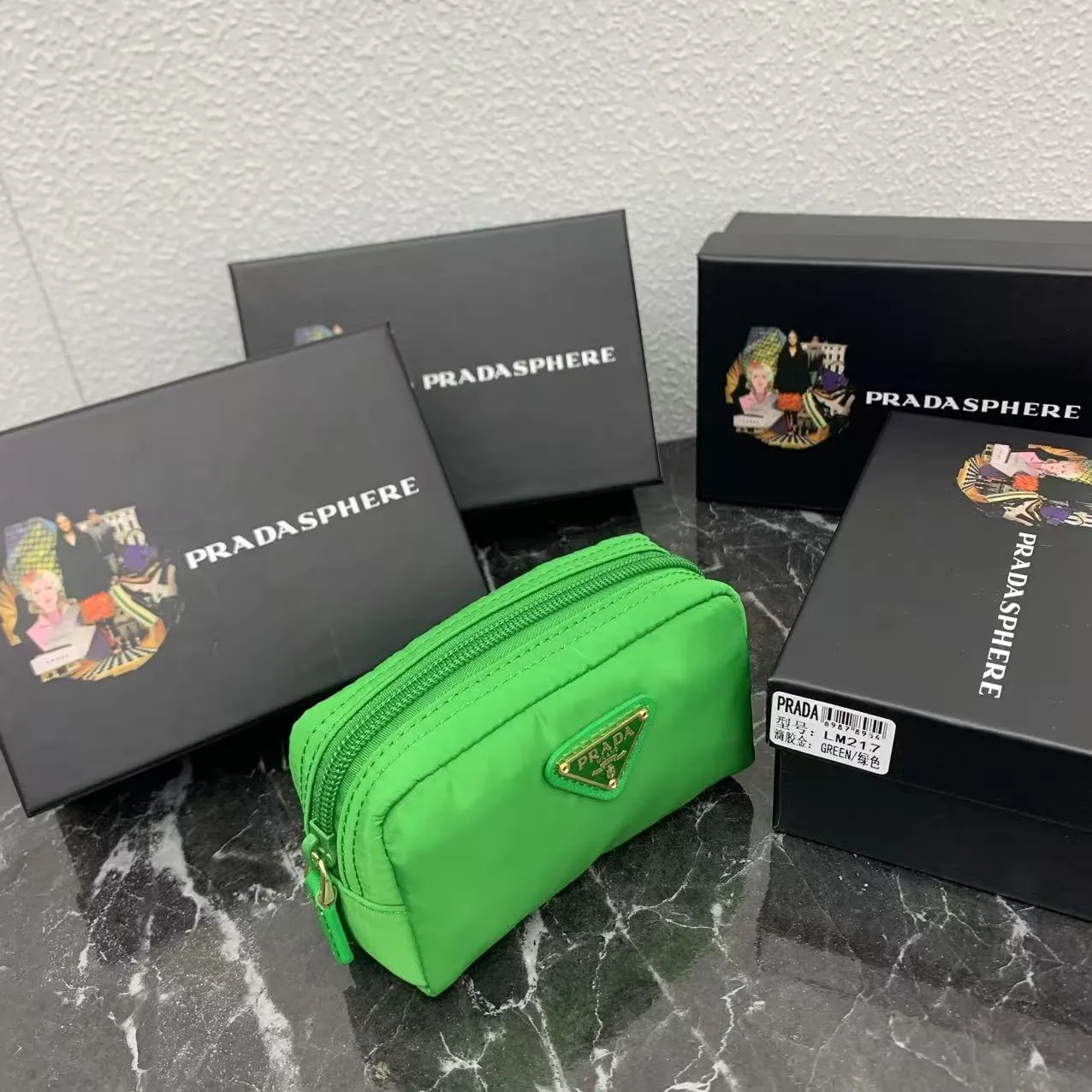 💰150PRADA Prada official new model is shipped simultaneously, enamel-coated triangular metal logo zipper closure, nylon cosmetic bag, regular women's model ✌✌✌ Special quality from the product cabinet, physical shooting [strong]! Model: Original quality Leather: Original Color: black gold buckle, black silver buckle, red, plum red, pink, sky blue, apricot, green, lavender purple, size 12㎝*3.5㎝*8㎝, model LM217