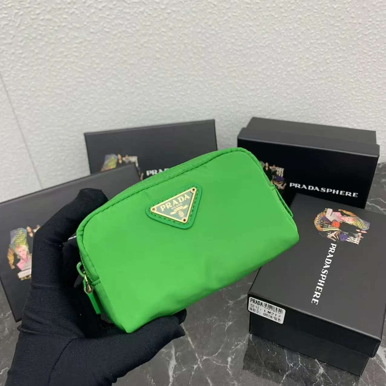 💰150PRADA Prada official new model is shipped simultaneously, enamel-coated triangular metal logo zipper closure, nylon cosmetic bag, regular women's model ✌✌✌ Special quality from the product cabinet, physical shooting [strong]! Model: Original quality Leather: Original Color: black gold buckle, black silver buckle, red, plum red, pink, sky blue, apricot, green, lavender purple, size 12㎝*3.5㎝*8㎝, model LM217