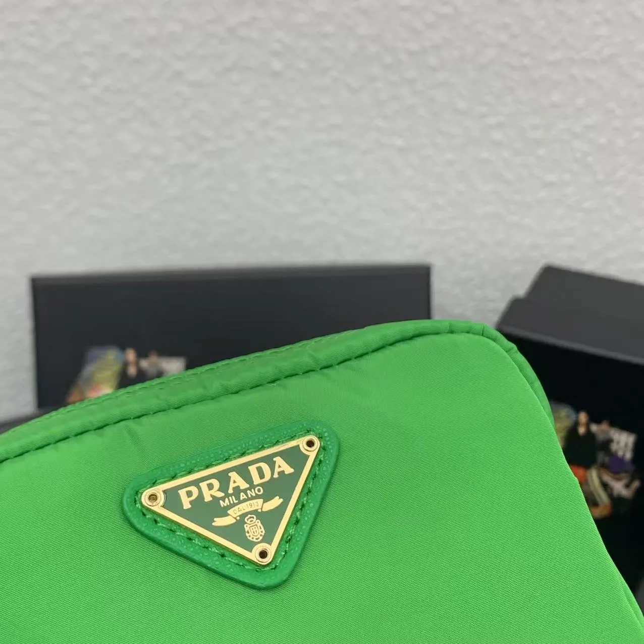 💰150PRADA Prada official new model is shipped simultaneously, enamel-coated triangular metal logo zipper closure, nylon cosmetic bag, regular women's model ✌✌✌ Special quality from the product cabinet, physical shooting [strong]! Model: Original quality Leather: Original Color: black gold buckle, black silver buckle, red, plum red, pink, sky blue, apricot, green, lavender purple, size 12㎝*3.5㎝*8㎝, model LM217
