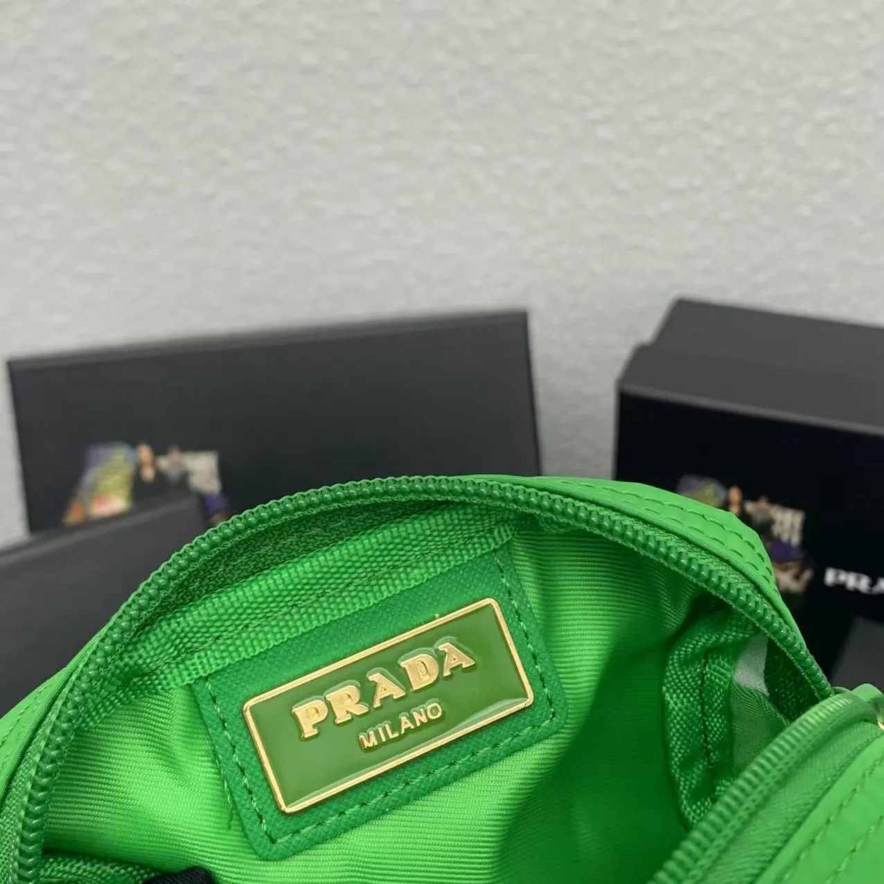 💰150PRADA Prada official new model is shipped simultaneously, enamel-coated triangular metal logo zipper closure, nylon cosmetic bag, regular women's model ✌✌✌ Special quality from the product cabinet, physical shooting [strong]! Model: Original quality Leather: Original Color: black gold buckle, black silver buckle, red, plum red, pink, sky blue, apricot, green, lavender purple, size 12㎝*3.5㎝*8㎝, model LM217
