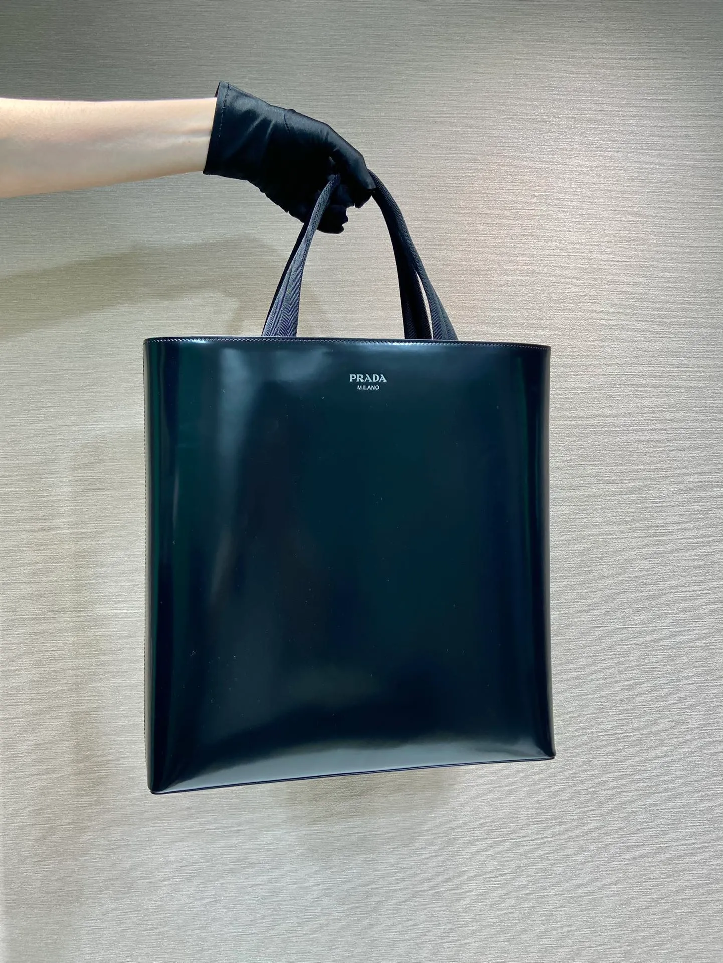 💰1700🎉Glossy Tote Bag🎉2VG113 Glossy🎉🎉 This minimalist tote bag has a vertical design and restrained configuration. The simple silhouette is equipped with technical details such as webbing handles. The built-in thermos bottle is fixed with a strap (without thermos bottle) and can be easily removed.  The smooth cowhide design shows the same tone pattern, full of inspiration and fashion sense, and the upper body effect is very cool🎉🎉 Length 36x Height 38x Bottom 6cm🎉🎉🎉👏👏👏