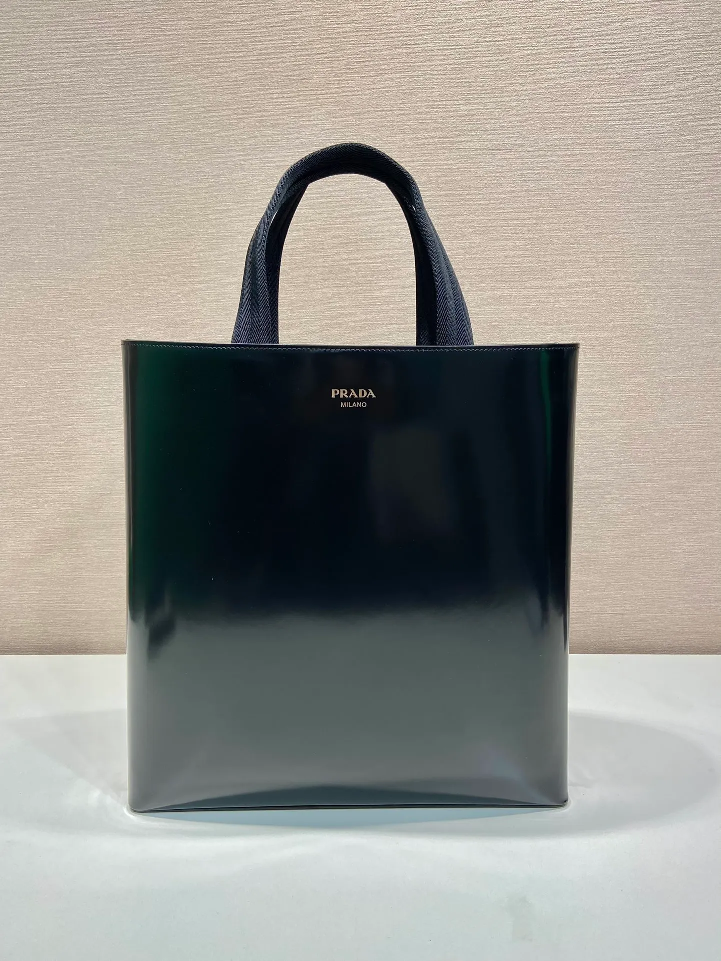 💰1700🎉Glossy Tote Bag🎉2VG113 Glossy🎉🎉 This minimalist tote bag has a vertical design and restrained configuration. The simple silhouette is equipped with technical details such as webbing handles. The built-in thermos bottle is fixed with a strap (without thermos bottle) and can be easily removed.  The smooth cowhide design shows the same tone pattern, full of inspiration and fashion sense, and the upper body effect is very cool🎉🎉 Length 36x Height 38x Bottom 6cm🎉🎉🎉👏👏👏