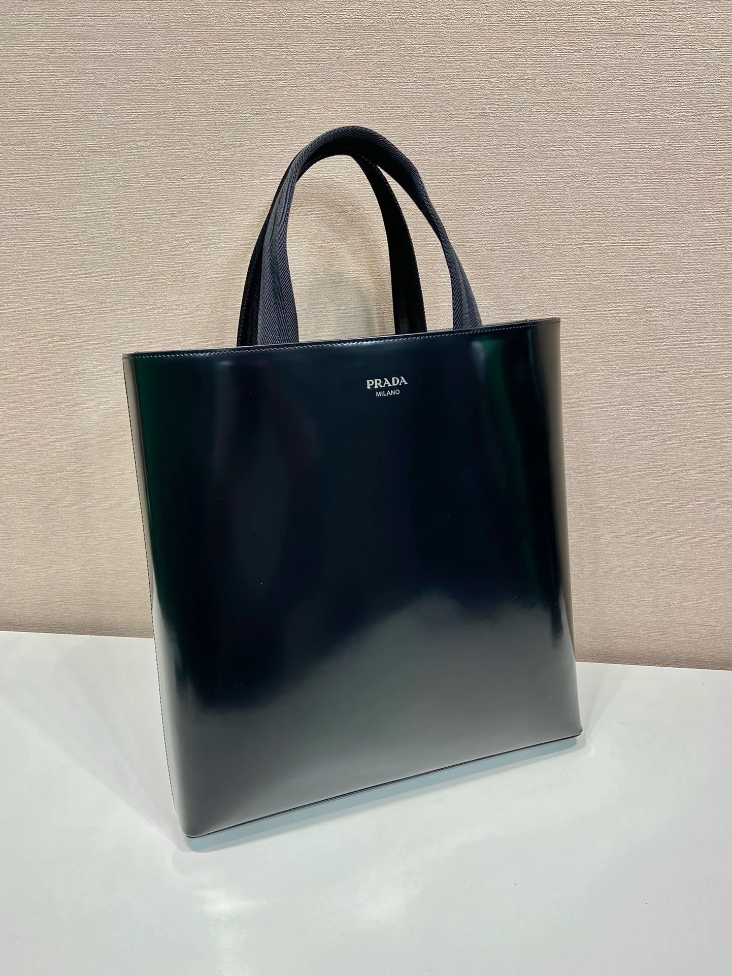 💰1700🎉Glossy Tote Bag🎉2VG113 Glossy🎉🎉 This minimalist tote bag has a vertical design and restrained configuration. The simple silhouette is equipped with technical details such as webbing handles. The built-in thermos bottle is fixed with a strap (without thermos bottle) and can be easily removed.  The smooth cowhide design shows the same tone pattern, full of inspiration and fashion sense, and the upper body effect is very cool🎉🎉 Length 36x Height 38x Bottom 6cm🎉🎉🎉👏👏👏