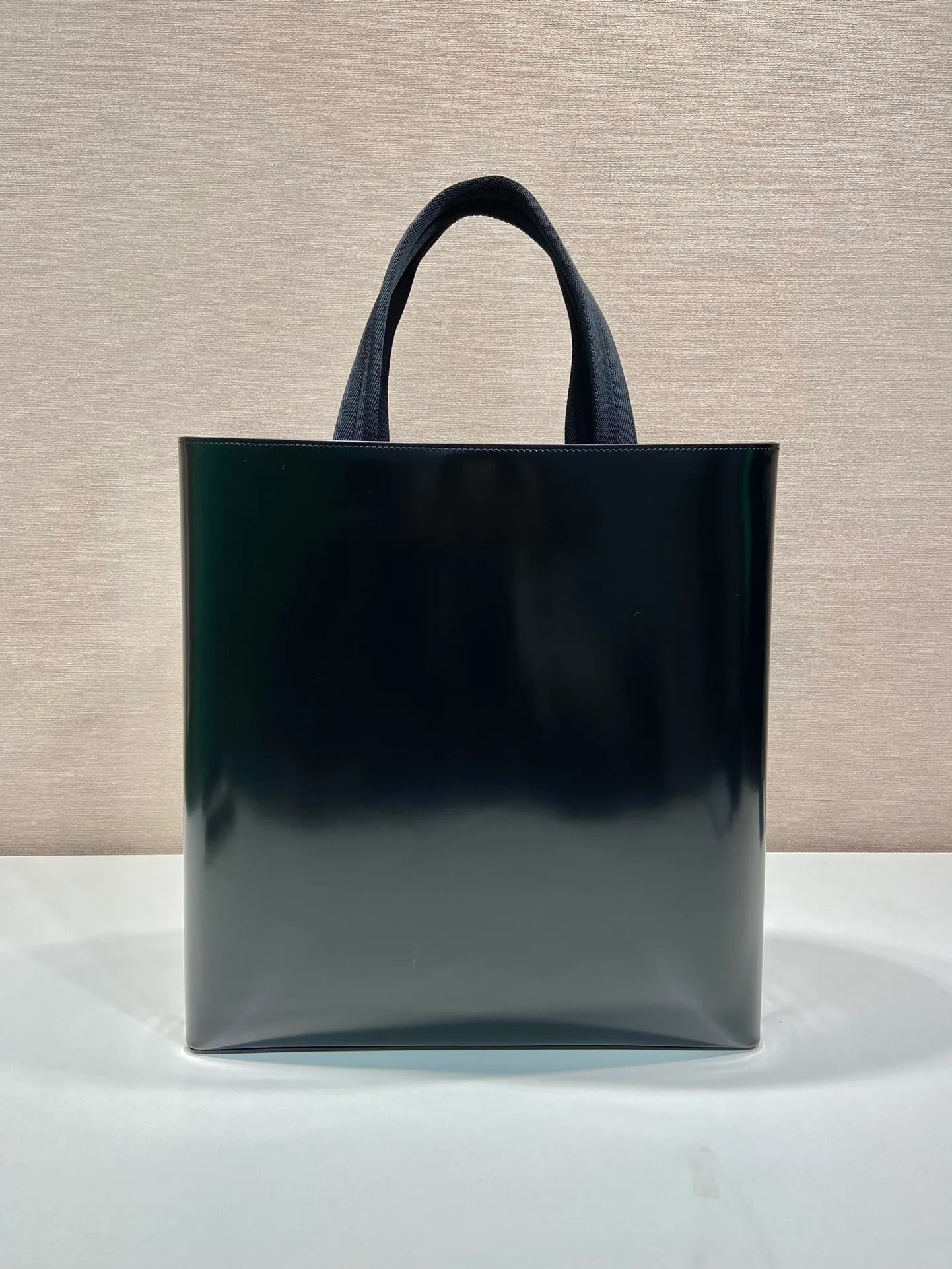 💰1700🎉Glossy Tote Bag🎉2VG113 Glossy🎉🎉 This minimalist tote bag has a vertical design and restrained configuration. The simple silhouette is equipped with technical details such as webbing handles. The built-in thermos bottle is fixed with a strap (without thermos bottle) and can be easily removed.  The smooth cowhide design shows the same tone pattern, full of inspiration and fashion sense, and the upper body effect is very cool🎉🎉 Length 36x Height 38x Bottom 6cm🎉🎉🎉👏👏👏