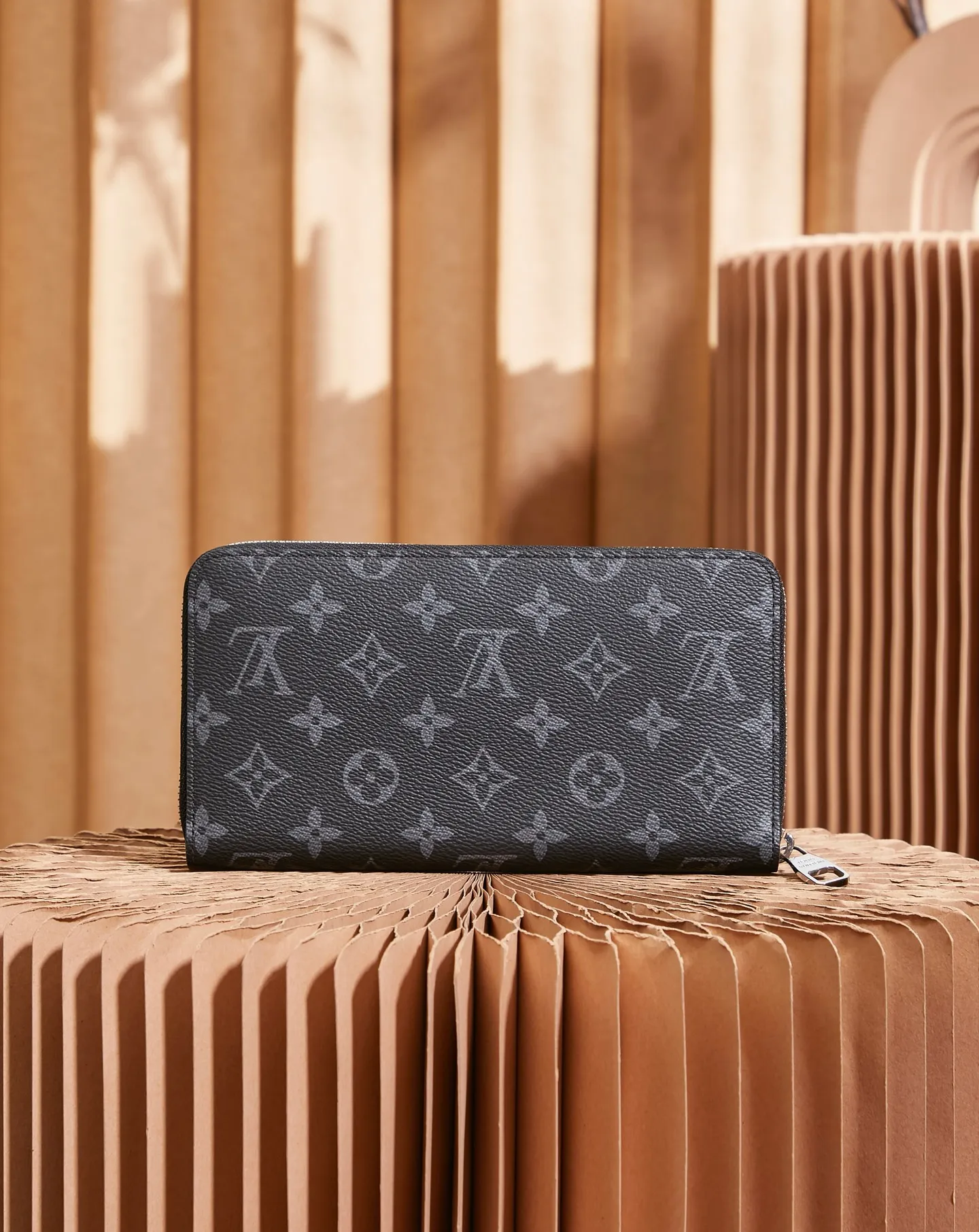 P¥320 👉nfc dynamic chip version👈 [Top inspection-free all-steel hardware] Large M82081 black flower clutch wallet ZIPPY ORGANIZER zipper wallet The Zippy Organizer zipper wallet is made of classic Damier Ebene canvas. It has an extremely compact and compact shape, and combines fashionable design with practical functionality. The wrap-around zipper closure brings together a series of practical functional elements, such as multiple credit card slots, a 62581 black flower zipper coin compartment and a large ticket pocket. 21.0 x 12.0 cm (Length x Height) Comes in gift box.