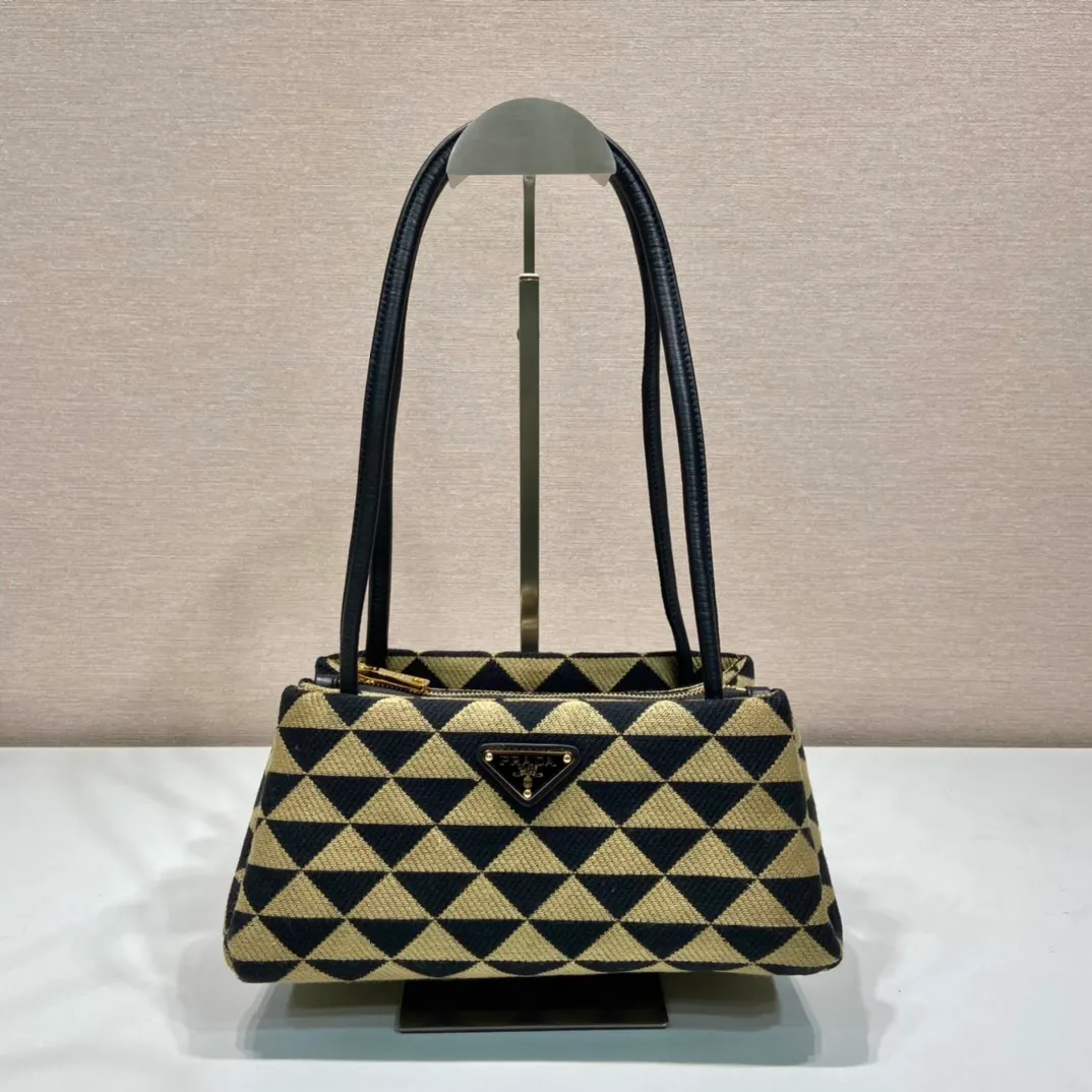 💰1500🎉New style of embroidered fabric🎉1BA368 catwalk style🎉🎉The silhouette of this embroidered fabric handbag. Slim leather handles complement the elegant silhouette. The triangles of embroidered fabric are transformed into a gorgeous and modern multi-faceted jacquard pattern, and are lined with imported sheepskin. There are many layers, simple and elegant. The upper body effect is very matching/aura. This is another popular model recognized by internet celebrities/celebrities, so babies, hurry up and get it. Length 25x Height 13.5x Bottom 13cm🎉����🎉👏👏👏