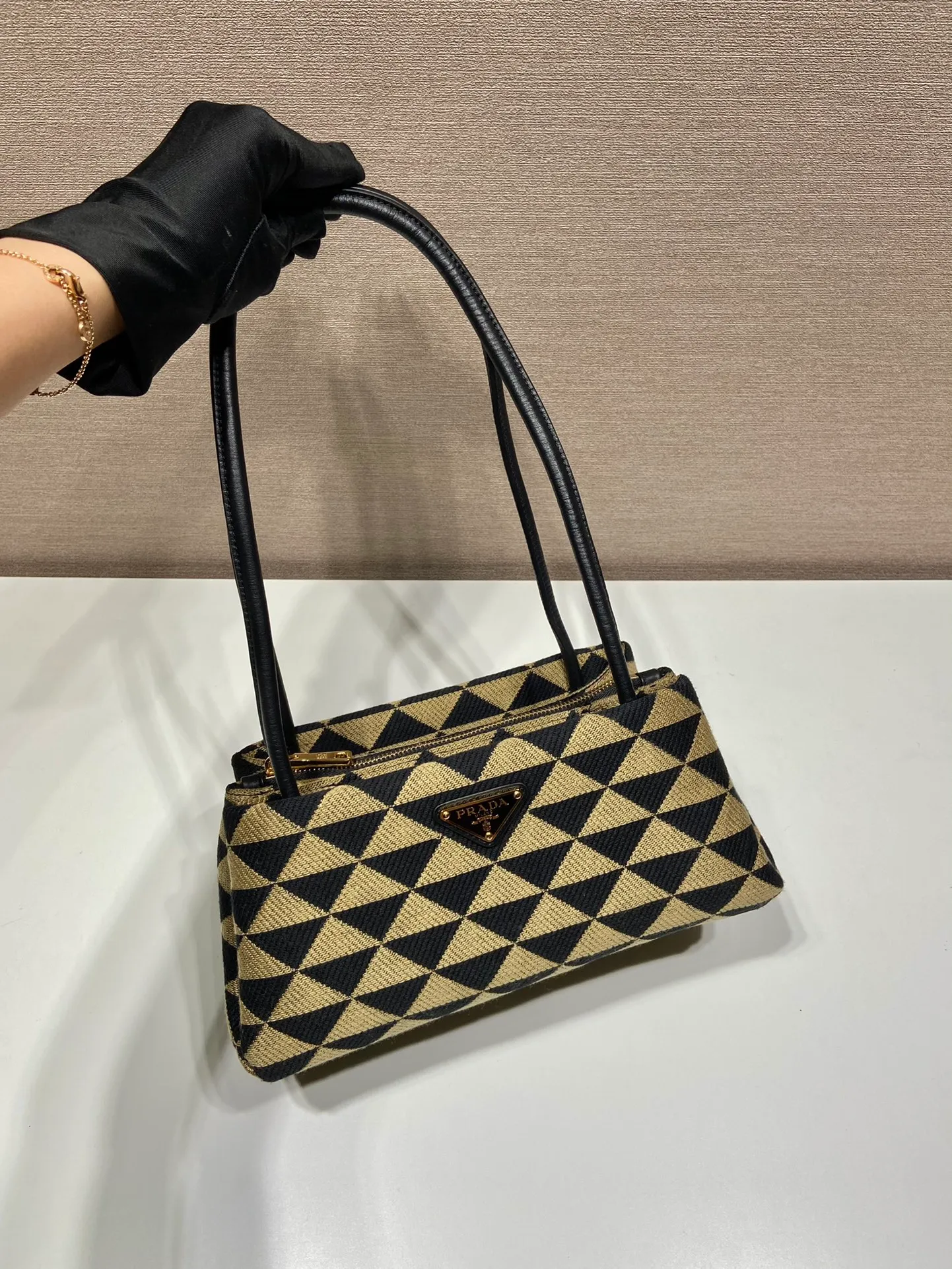 💰1500🎉New style of embroidered fabric🎉1BA368 catwalk style🎉🎉The silhouette of this embroidered fabric handbag. Slim leather handles complement the elegant silhouette. The triangles of embroidered fabric are transformed into a gorgeous and modern multi-faceted jacquard pattern, and are lined with imported sheepskin. There are many layers, simple and elegant. The upper body effect is very matching/aura. This is another popular model recognized by internet celebrities/celebrities, so babies, hurry up and get it. Length 25x Height 13.5x Bottom 13cm🎉����🎉👏👏👏