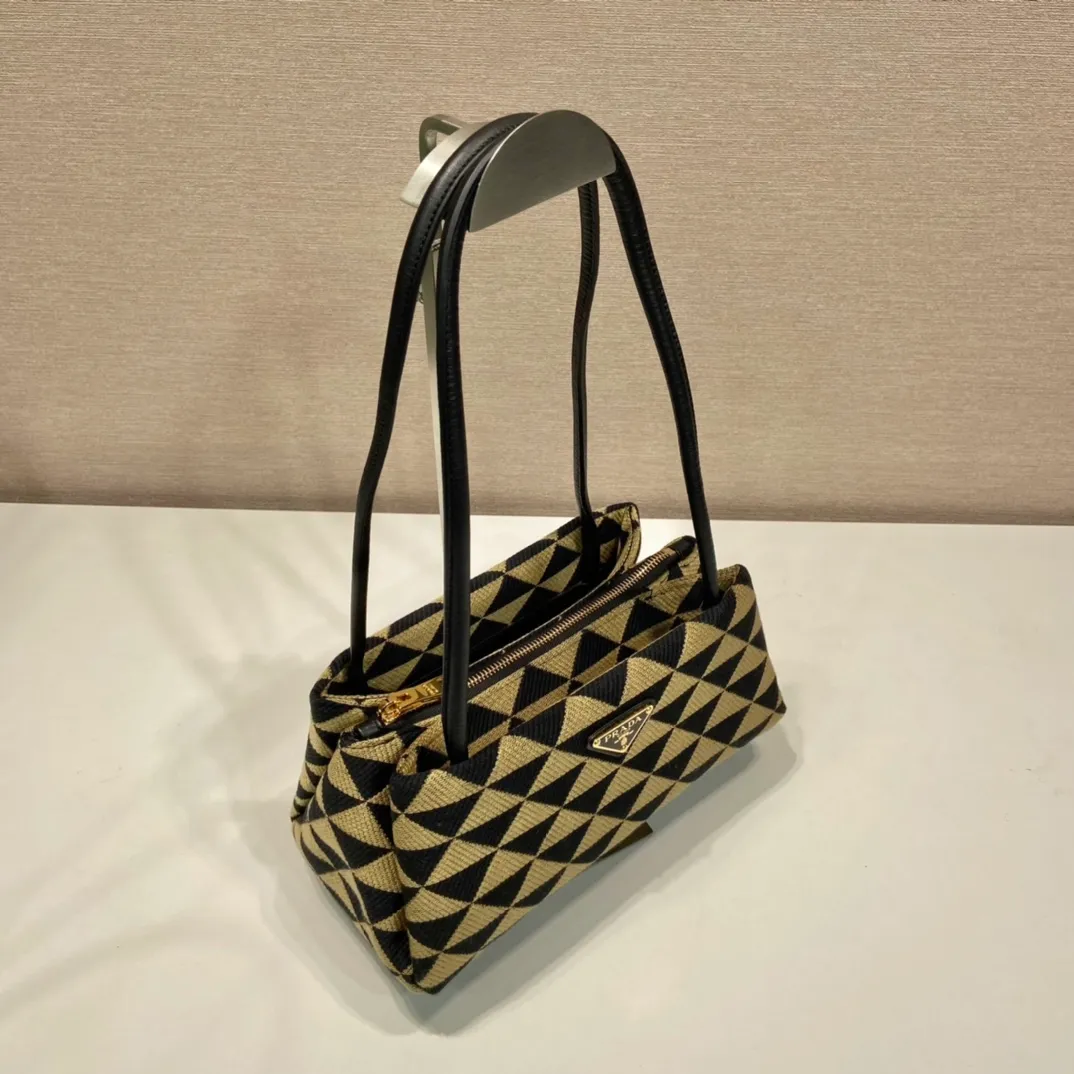 💰1500🎉New style of embroidered fabric🎉1BA368 catwalk style🎉🎉The silhouette of this embroidered fabric handbag. Slim leather handles complement the elegant silhouette. The triangles of embroidered fabric are transformed into a gorgeous and modern multi-faceted jacquard pattern, and are lined with imported sheepskin. There are many layers, simple and elegant. The upper body effect is very matching/aura. This is another popular model recognized by internet celebrities/celebrities, so babies, hurry up and get it. Length 25x Height 13.5x Bottom 13cm🎉����🎉👏👏👏