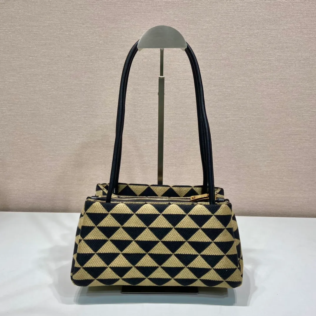 💰1500🎉New style of embroidered fabric🎉1BA368 catwalk style🎉🎉The silhouette of this embroidered fabric handbag. Slim leather handles complement the elegant silhouette. The triangles of embroidered fabric are transformed into a gorgeous and modern multi-faceted jacquard pattern, and are lined with imported sheepskin. There are many layers, simple and elegant. The upper body effect is very matching/aura. This is another popular model recognized by internet celebrities/celebrities, so babies, hurry up and get it. Length 25x Height 13.5x Bottom 13cm🎉����🎉👏👏👏