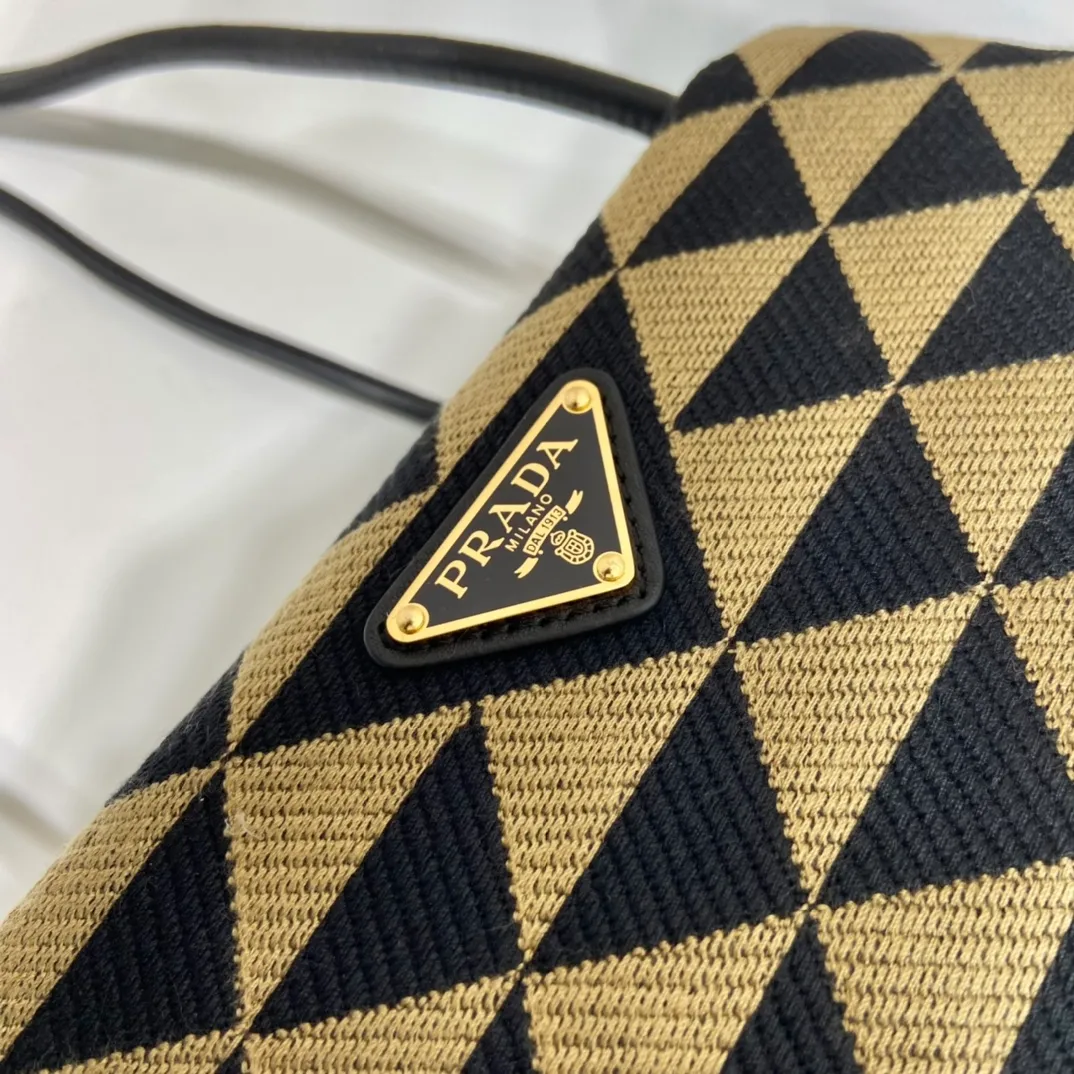 💰1500🎉New style of embroidered fabric🎉1BA368 catwalk style🎉🎉The silhouette of this embroidered fabric handbag. Slim leather handles complement the elegant silhouette. The triangles of embroidered fabric are transformed into a gorgeous and modern multi-faceted jacquard pattern, and are lined with imported sheepskin. There are many layers, simple and elegant. The upper body effect is very matching/aura. This is another popular model recognized by internet celebrities/celebrities, so babies, hurry up and get it. Length 25x Height 13.5x Bottom 13cm🎉����🎉👏👏👏