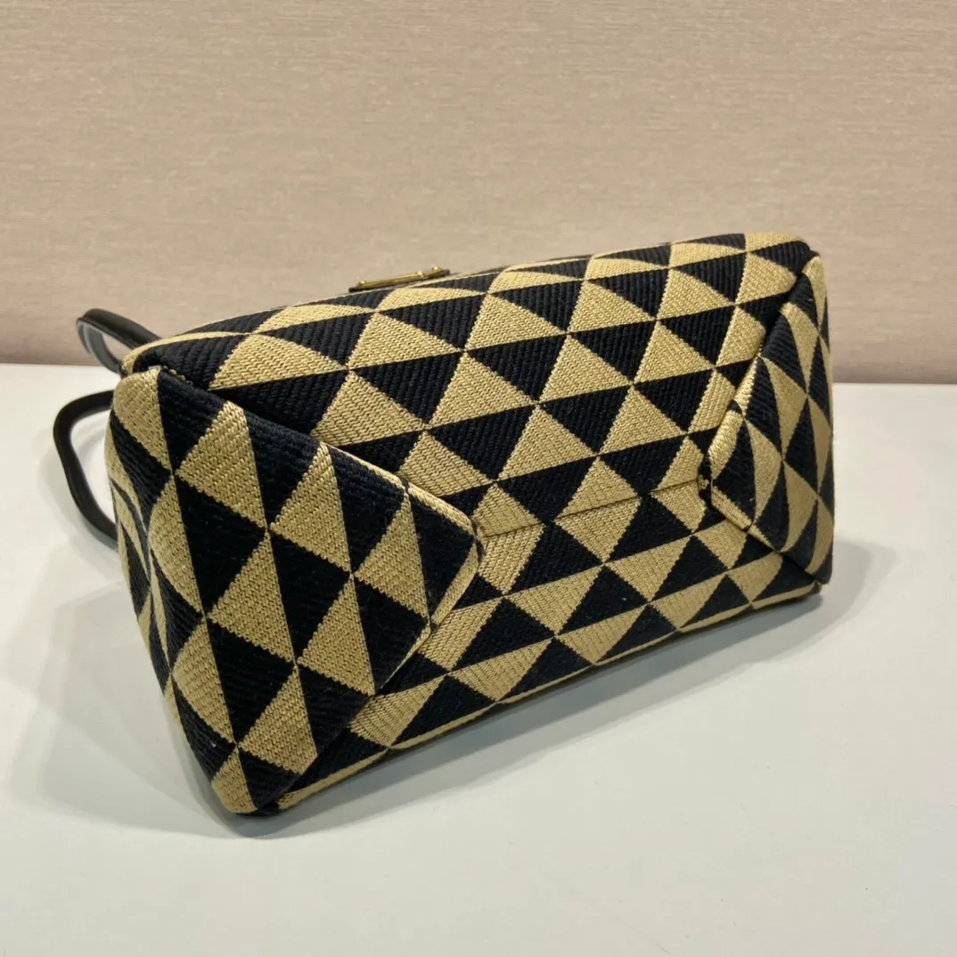 💰1500🎉New style of embroidered fabric🎉1BA368 catwalk style🎉🎉The silhouette of this embroidered fabric handbag. Slim leather handles complement the elegant silhouette. The triangles of embroidered fabric are transformed into a gorgeous and modern multi-faceted jacquard pattern, and are lined with imported sheepskin. There are many layers, simple and elegant. The upper body effect is very matching/aura. This is another popular model recognized by internet celebrities/celebrities, so babies, hurry up and get it. Length 25x Height 13.5x Bottom 13cm🎉����🎉👏👏👏