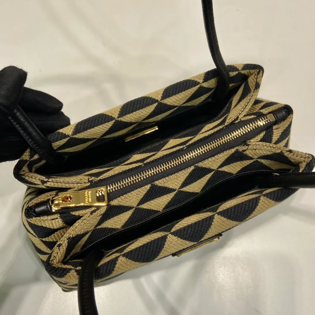 💰1500🎉New style of embroidered fabric🎉1BA368 catwalk style🎉🎉The silhouette of this embroidered fabric handbag. Slim leather handles complement the elegant silhouette. The triangles of embroidered fabric are transformed into a gorgeous and modern multi-faceted jacquard pattern, and are lined with imported sheepskin. There are many layers, simple and elegant. The upper body effect is very matching/aura. This is another popular model recognized by internet celebrities/celebrities, so babies, hurry up and get it. Length 25x Height 13.5x Bottom 13cm🎉����🎉👏👏👏