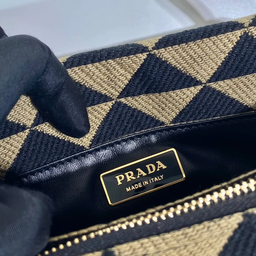 💰1500🎉New style of embroidered fabric🎉1BA368 catwalk style🎉🎉The silhouette of this embroidered fabric handbag. Slim leather handles complement the elegant silhouette. The triangles of embroidered fabric are transformed into a gorgeous and modern multi-faceted jacquard pattern, and are lined with imported sheepskin. There are many layers, simple and elegant. The upper body effect is very matching/aura. This is another popular model recognized by internet celebrities/celebrities, so babies, hurry up and get it. Length 25x Height 13.5x Bottom 13cm🎉����🎉👏👏👏