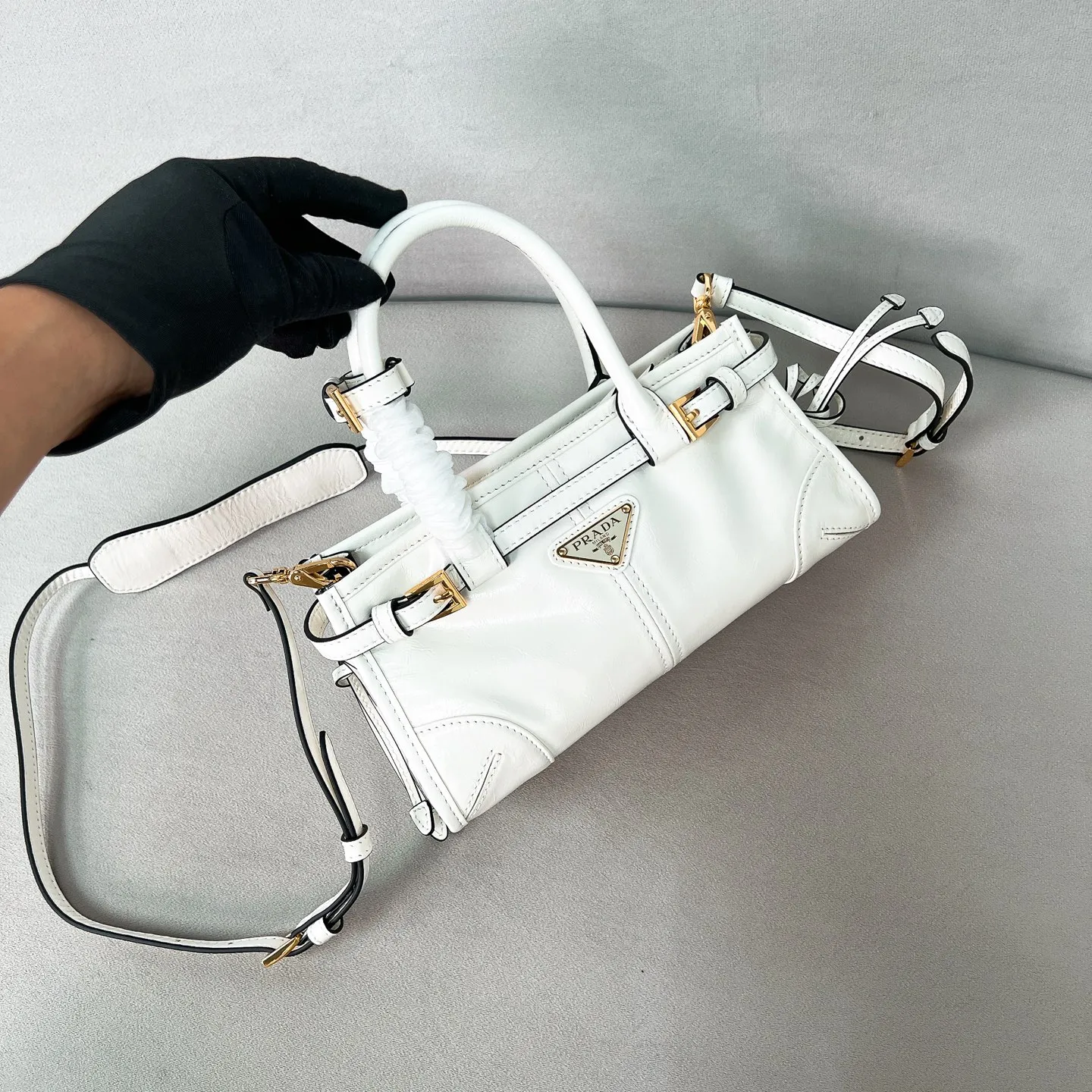 💰1560✨New first launch✨2025 waxed leather LuxSoft-Bonnie handbag mini size 1BA486 Hot-selling LuxSoft-Bonnie handbag Retro waxed leather with gold hardware Iconic triangle logo Comes with a long shoulder strap Can be carried on one shoulder or crossbody The fashionable feel is straight forward The design is casual, simple, refined and practical A retro style bag suitable for daily travel The upper body is really cool and sassy, retro➕fashionable and instant. Size 23.5*12*9​