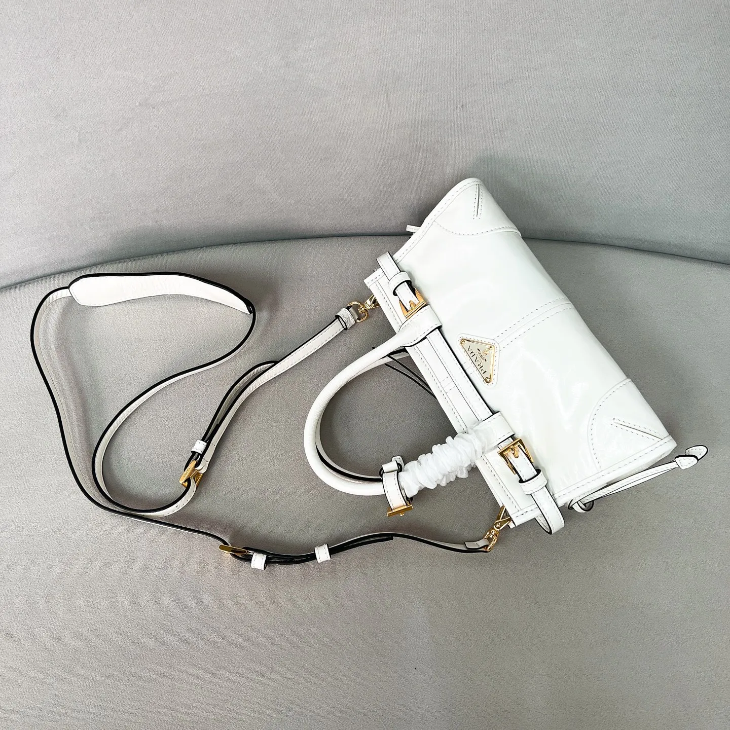 💰1560✨New first launch✨2025 waxed leather LuxSoft-Bonnie handbag mini size 1BA486 Hot-selling LuxSoft-Bonnie handbag Retro waxed leather with gold hardware Iconic triangle logo Comes with a long shoulder strap Can be carried on one shoulder or crossbody The fashionable feel is straight forward The design is casual, simple, refined and practical A retro style bag suitable for daily travel The upper body is really cool and sassy, retro➕fashionable and instant. Size 23.5*12*9​