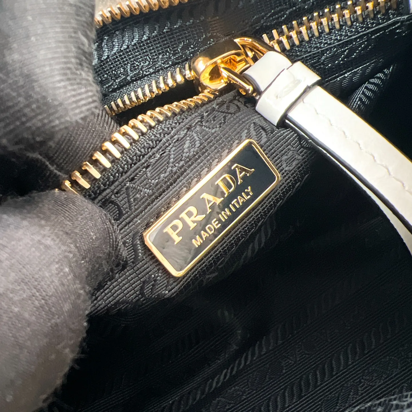 💰1560✨New first launch✨2025 waxed leather LuxSoft-Bonnie handbag mini size 1BA486 Hot-selling LuxSoft-Bonnie handbag Retro waxed leather with gold hardware Iconic triangle logo Comes with a long shoulder strap Can be carried on one shoulder or crossbody The fashionable feel is straight forward The design is casual, simple, refined and practical A retro style bag suitable for daily travel The upper body is really cool and sassy, retro➕fashionable and instant. Size 23.5*12*9​