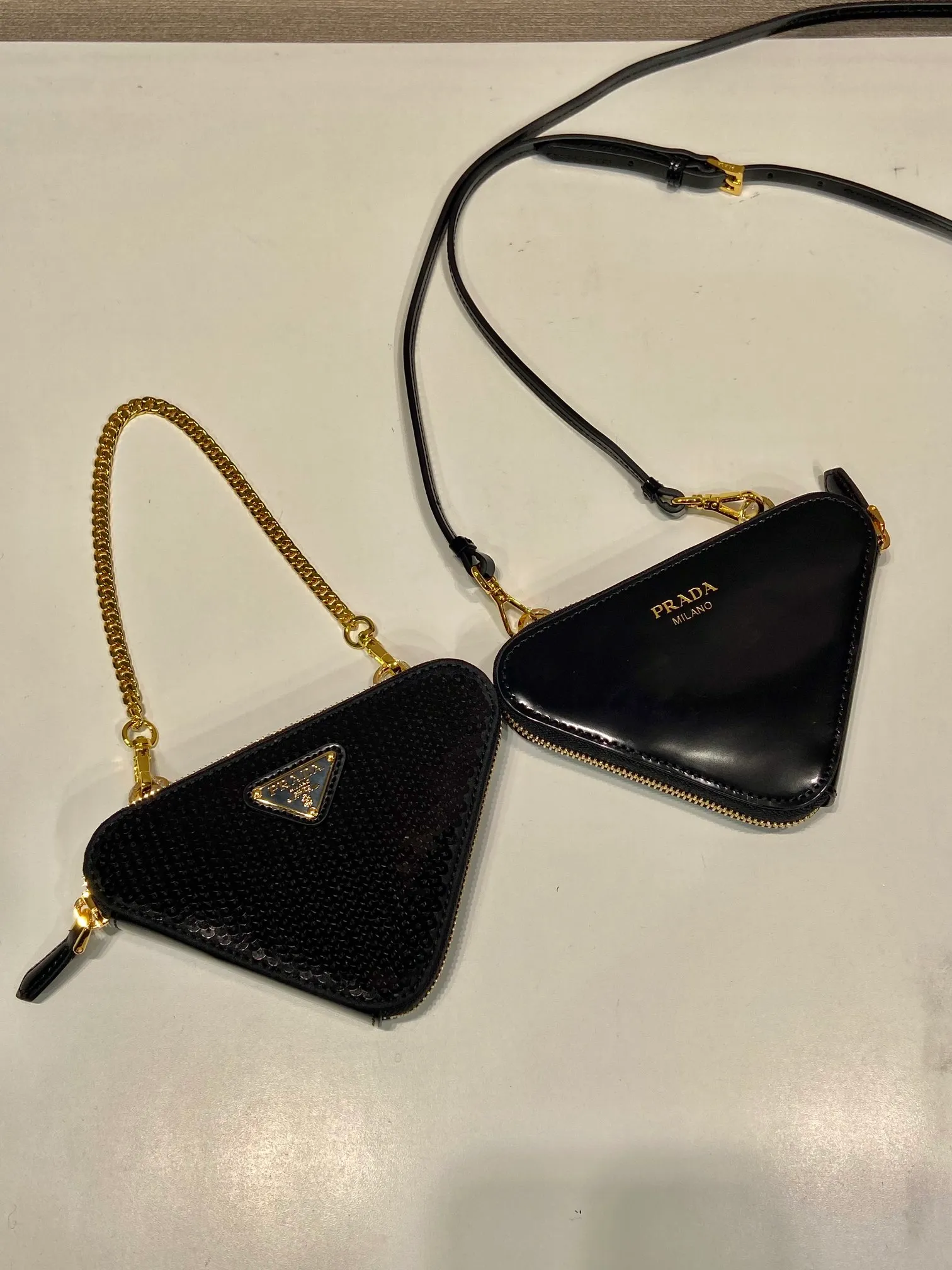 💰960🎉Twin sequin triangle bag🎉1NR015 new product😘Sequin This two-in-one twin bag has a very unique design and can be disassembled into 2 bags🎉🎉. The body of the bag is made of a combination of imported hand-embroidered sequins and satin materials. It’s perfect🎉🎉. One can be carried in hand and the other can be worn crossbody. It can also be combined😘😘Another hot new product🎉 If you like babies, hurry up and get it🎉🎉 Length 15x height 10x bottom 5cm🎉🎉🎉👏👏👏