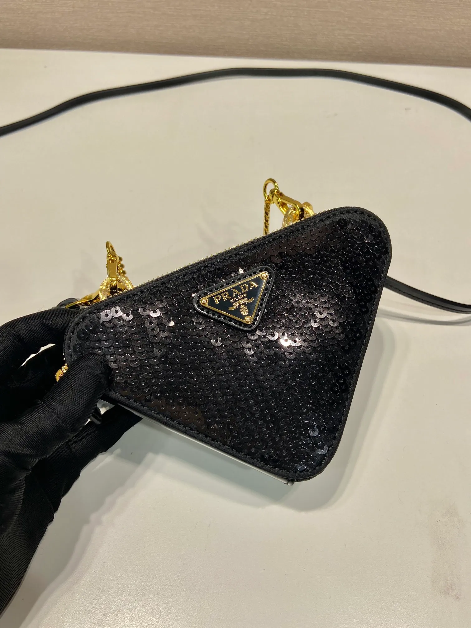 💰960🎉Twin sequin triangle bag🎉1NR015 new product😘Sequin This two-in-one twin bag has a very unique design and can be disassembled into 2 bags🎉🎉. The body of the bag is made of a combination of imported hand-embroidered sequins and satin materials. It’s perfect🎉🎉. One can be carried in hand and the other can be worn crossbody. It can also be combined😘😘Another hot new product🎉 If you like babies, hurry up and get it🎉🎉 Length 15x height 10x bottom 5cm🎉🎉🎉👏👏👏