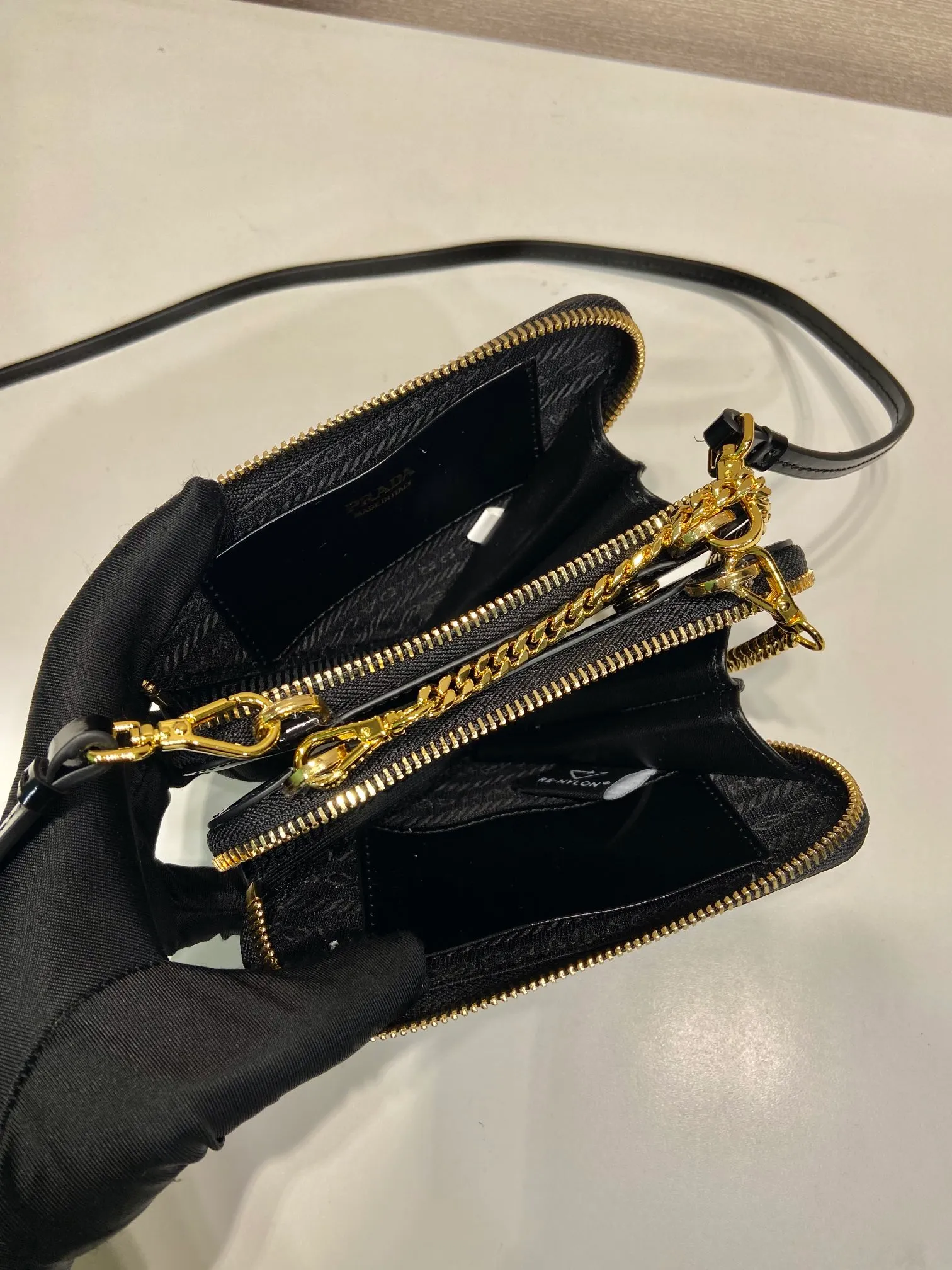 💰960🎉Twin sequin triangle bag🎉1NR015 new product😘Sequin This two-in-one twin bag has a very unique design and can be disassembled into 2 bags🎉🎉. The body of the bag is made of a combination of imported hand-embroidered sequins and satin materials. It’s perfect🎉🎉. One can be carried in hand and the other can be worn crossbody. It can also be combined😘😘Another hot new product🎉 If you like babies, hurry up and get it🎉🎉 Length 15x height 10x bottom 5cm🎉🎉🎉👏👏👏