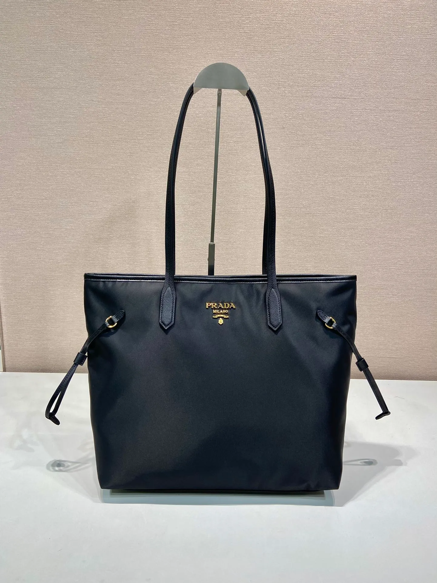 💰1100🎉Classic tote bag🎉1BG955🎉🎉 This classic tote bag is made of imported nylon fabric, with cross-grain cowhide leather design for the shoulder straps, top-grade loose watch gold hardware, large capacity, light and practical🎉, and it is another popular style that will never come back, babies, hurry up and get it🎉🎉