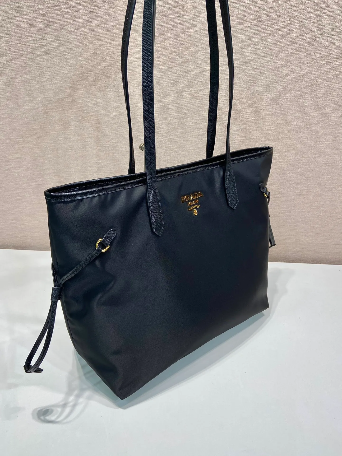 💰1100🎉Classic tote bag🎉1BG955🎉🎉 This classic tote bag is made of imported nylon fabric, with cross-grain cowhide leather design for the shoulder straps, top-grade loose watch gold hardware, large capacity, light and practical🎉, and it is another popular style that will never come back, babies, hurry up and get it🎉🎉