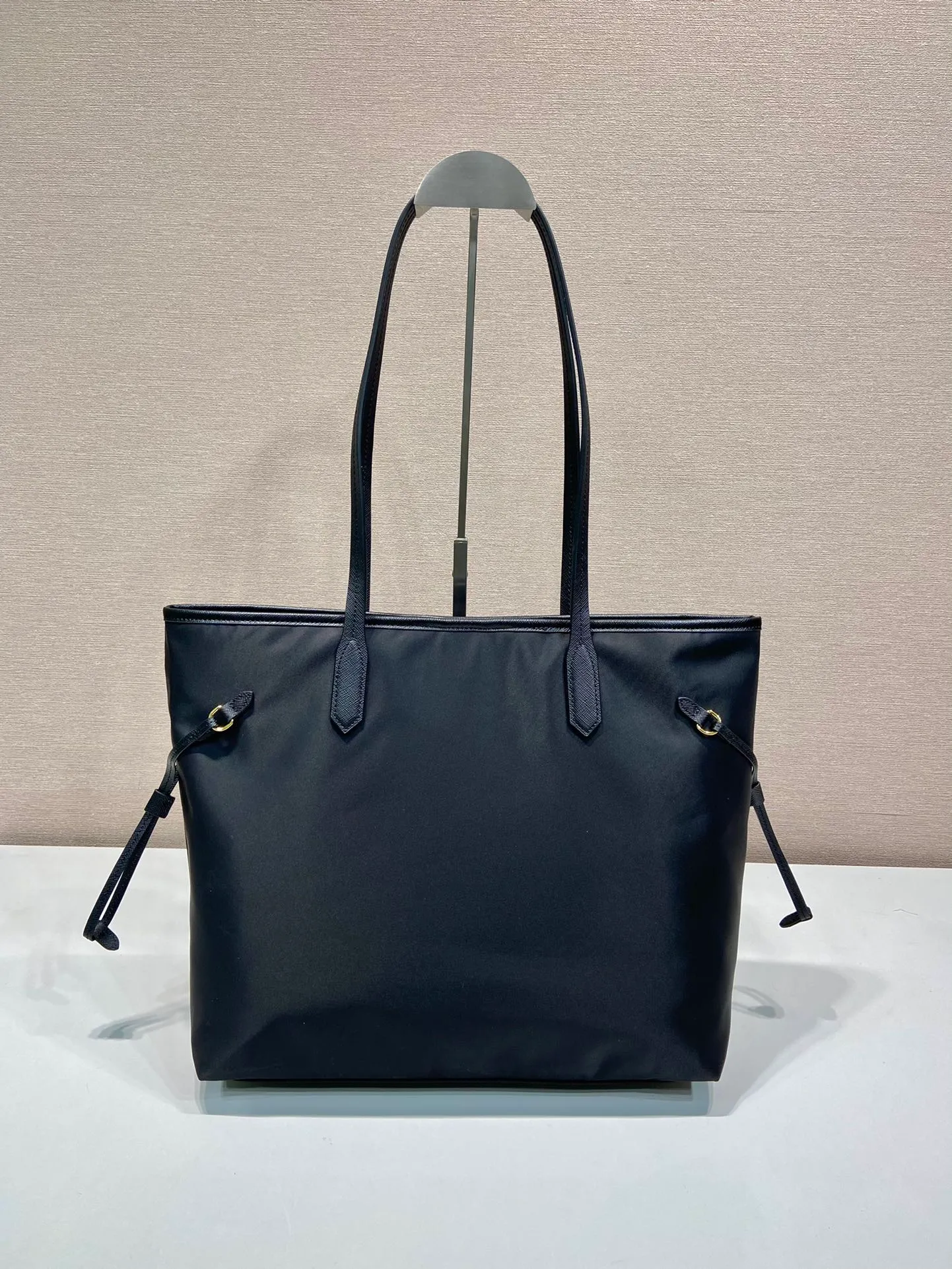 💰1100🎉Classic tote bag🎉1BG955🎉🎉 This classic tote bag is made of imported nylon fabric, with cross-grain cowhide leather design for the shoulder straps, top-grade loose watch gold hardware, large capacity, light and practical🎉, and it is another popular style that will never come back, babies, hurry up and get it🎉🎉