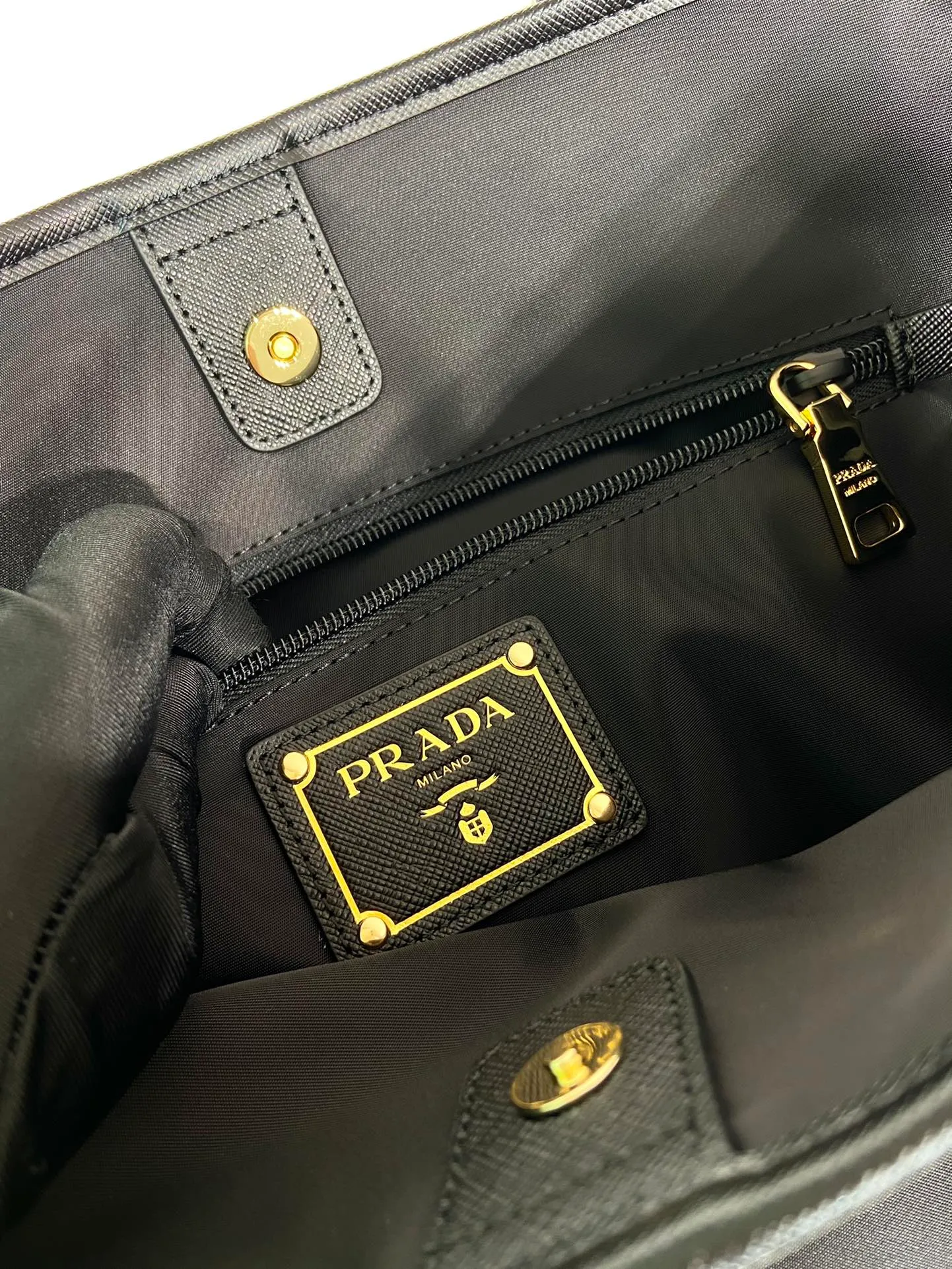 💰1100🎉Classic tote bag🎉1BG955🎉🎉 This classic tote bag is made of imported nylon fabric, with cross-grain cowhide leather design for the shoulder straps, top-grade loose watch gold hardware, large capacity, light and practical🎉, and it is another popular style that will never come back, babies, hurry up and get it🎉🎉